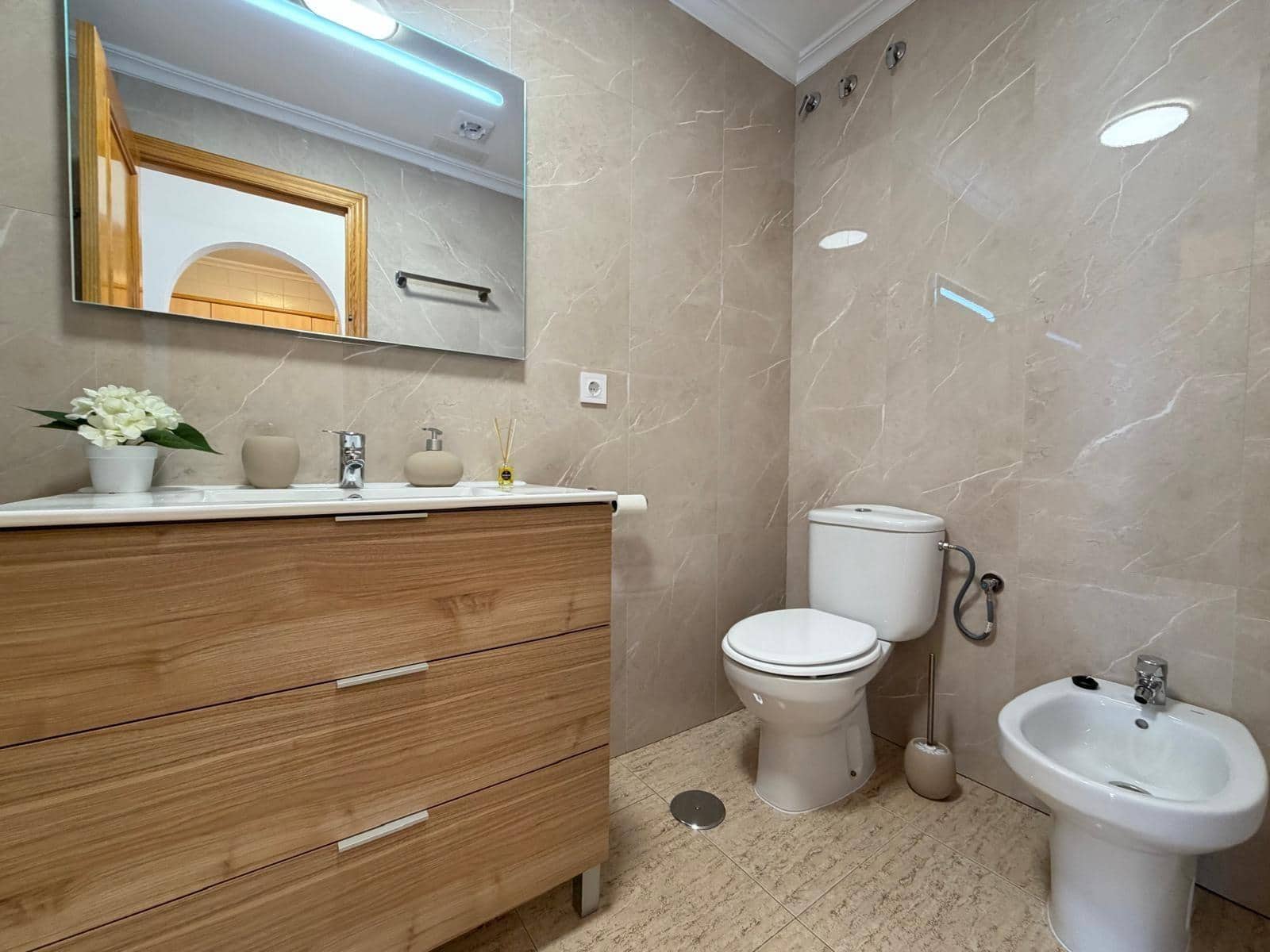 2 makuuhuone Huoneisto myytävänä paikassa Torrevieja mukana uima-altaan - 149 900 € (Ref: 9833926)
