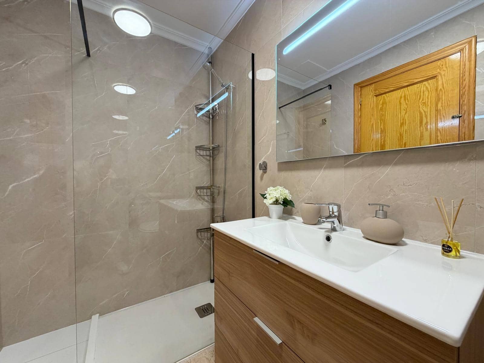 2 makuuhuone Huoneisto myytävänä paikassa Torrevieja mukana uima-altaan - 149 900 € (Ref: 9833926)