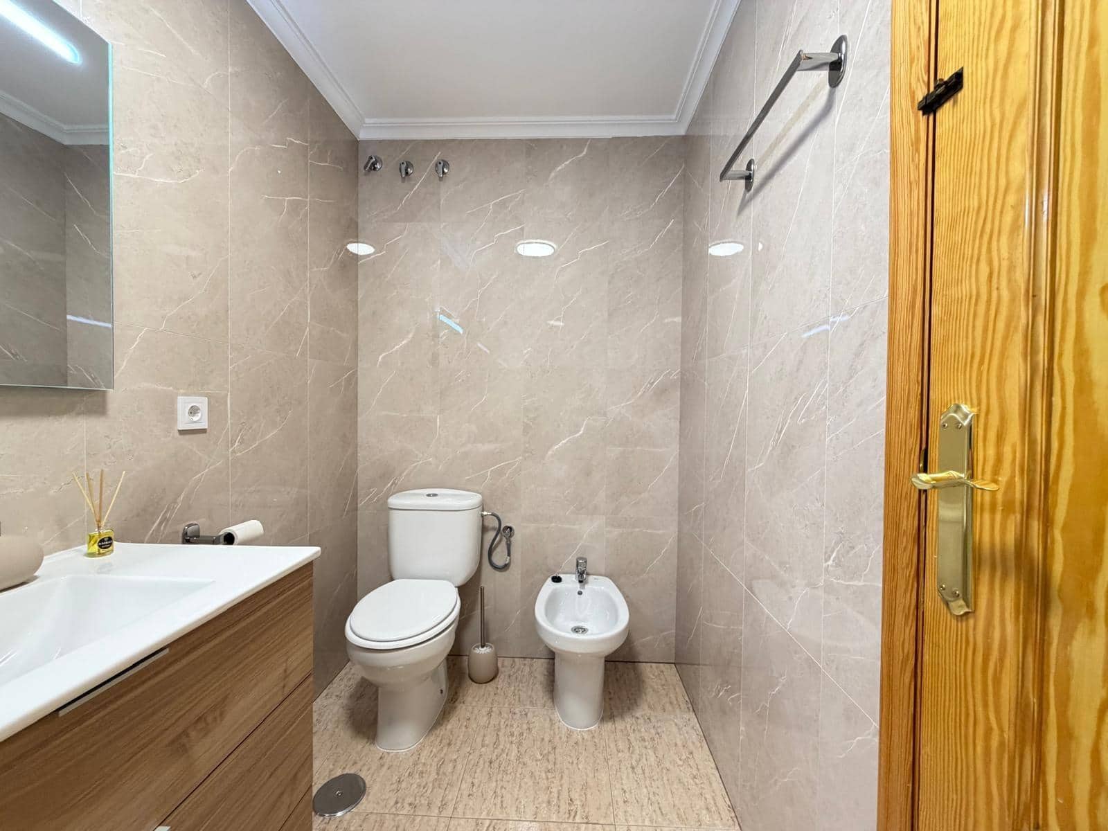 2 makuuhuone Huoneisto myytävänä paikassa Torrevieja mukana uima-altaan - 149 900 € (Ref: 9833926)