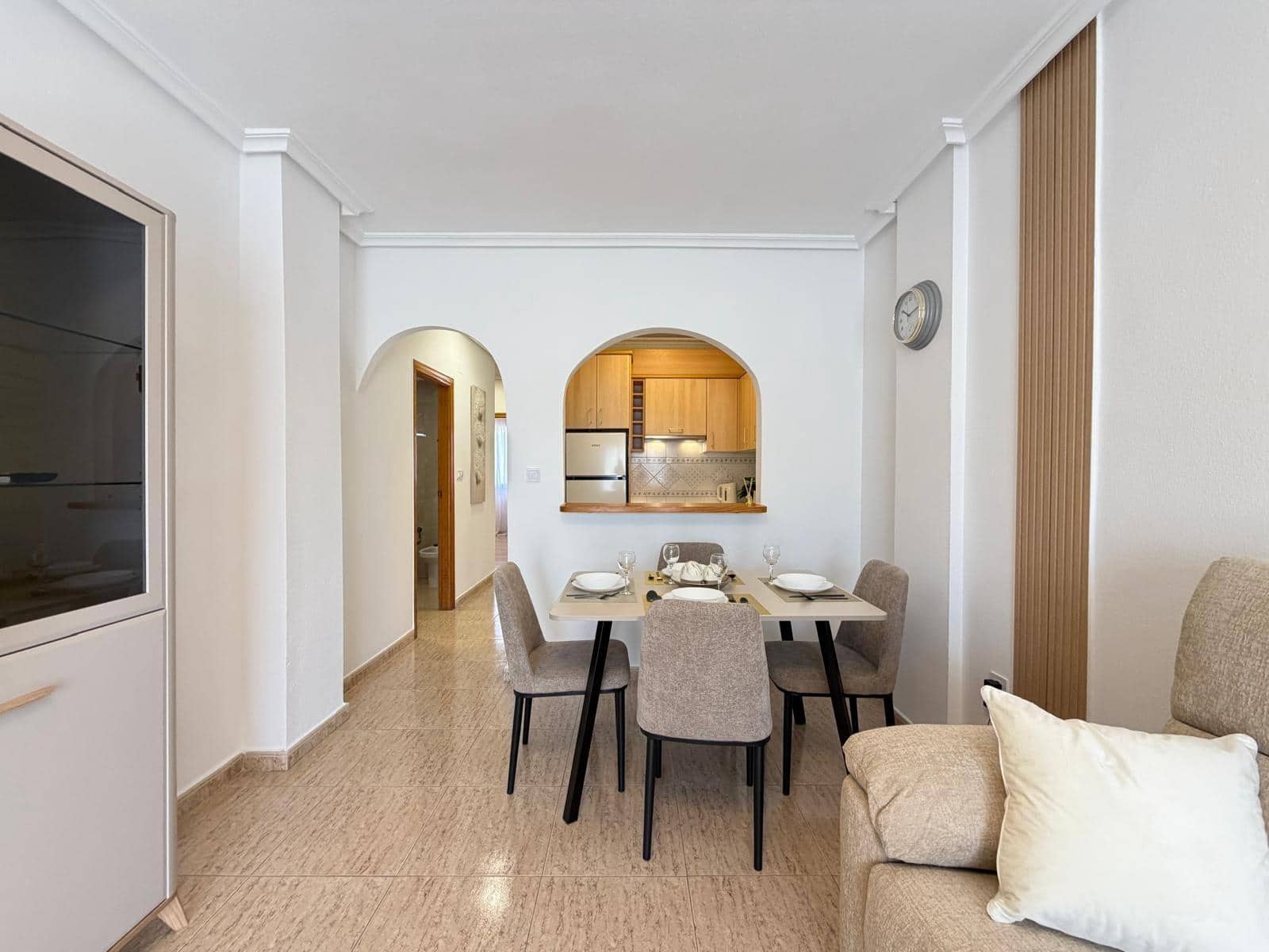 2 makuuhuone Huoneisto myytävänä paikassa Torrevieja mukana uima-altaan - 149 900 € (Ref: 9833926)