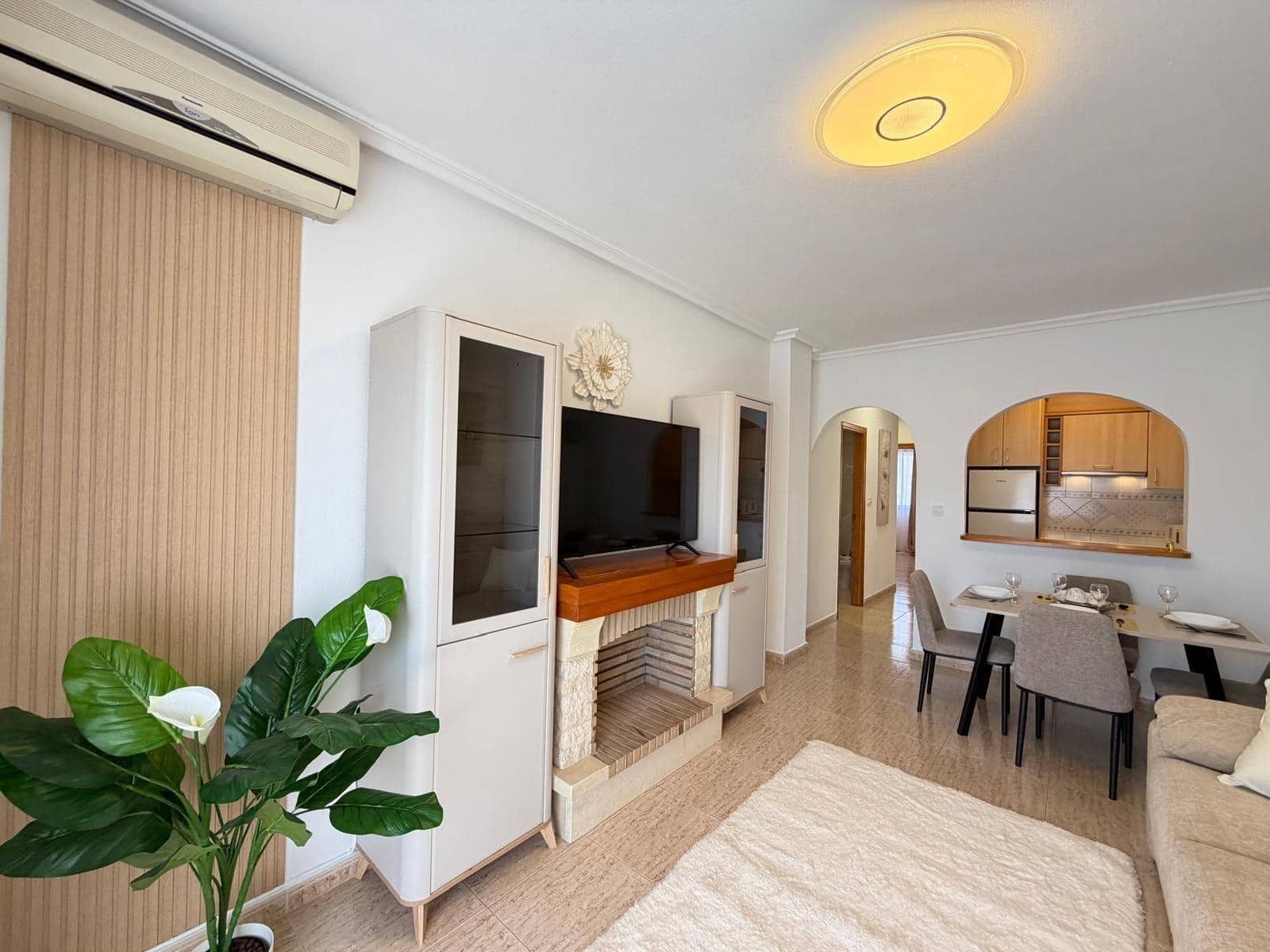2 makuuhuone Huoneisto myytävänä paikassa Torrevieja mukana uima-altaan - 149 900 € (Ref: 9833926)