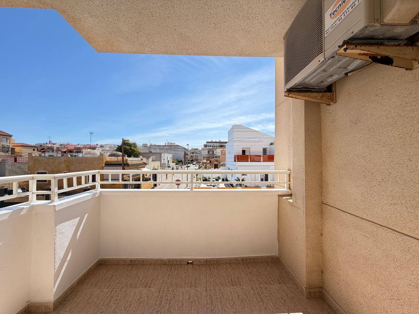2 makuuhuone Huoneisto myytävänä paikassa Torrevieja mukana uima-altaan - 149 900 € (Ref: 9833926)