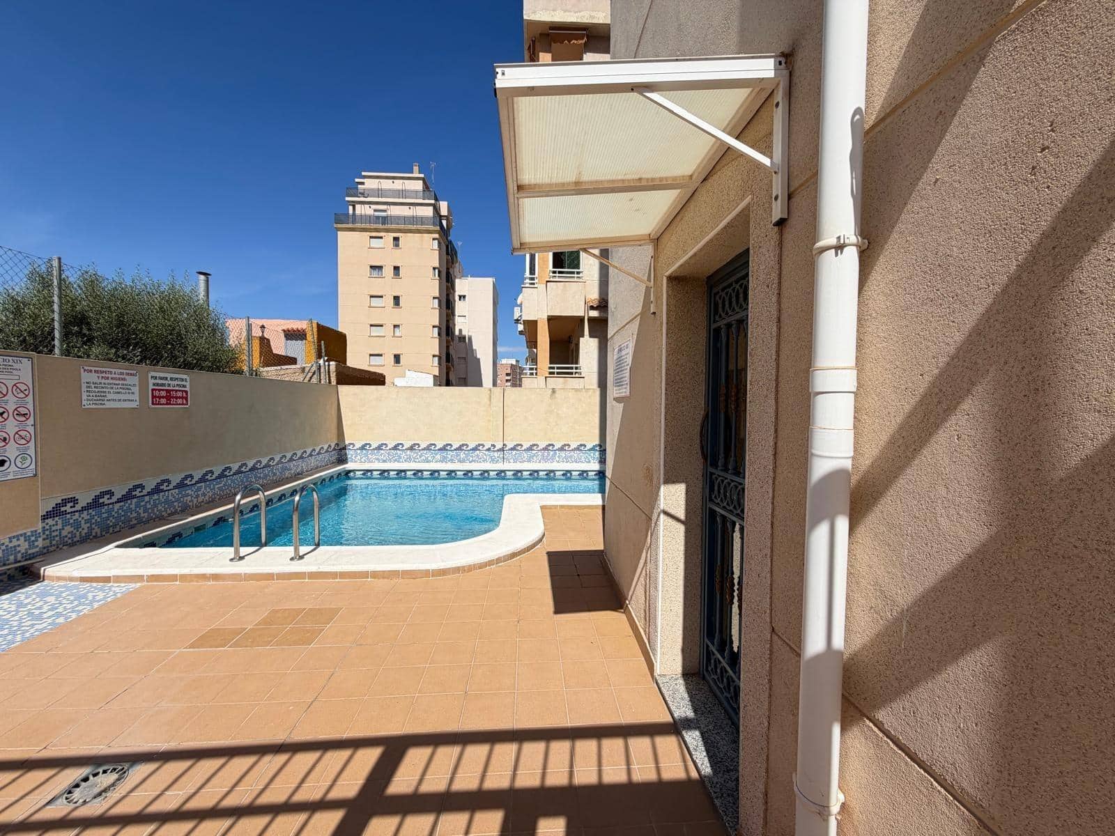 2 makuuhuone Huoneisto myytävänä paikassa Torrevieja mukana uima-altaan - 149 900 € (Ref: 9833926)