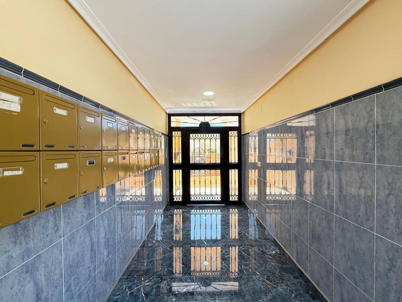 2 makuuhuone Huoneisto myytävänä paikassa Torrevieja mukana uima-altaan - 149 900 € (Ref: 9833926)