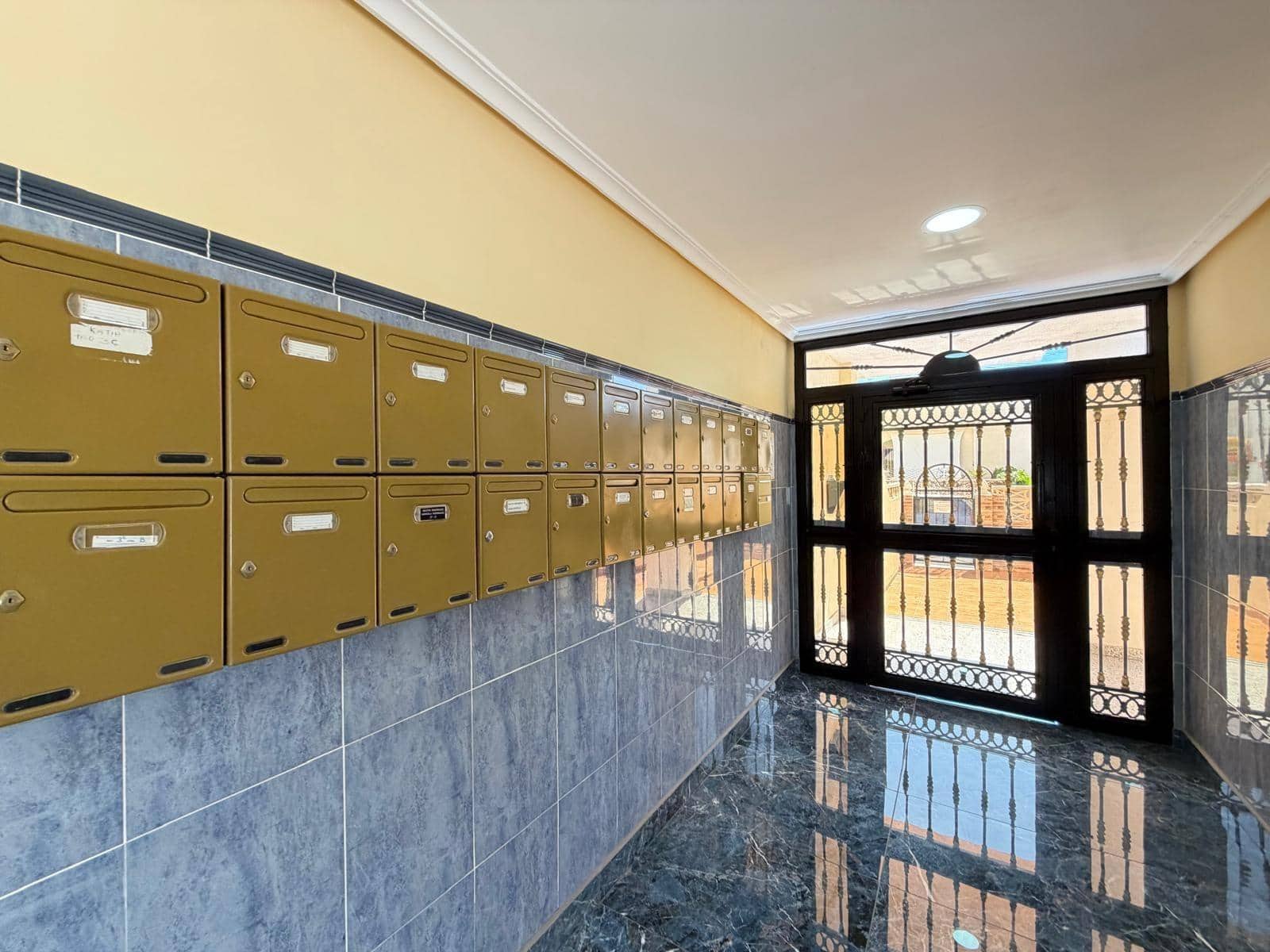 2 makuuhuone Huoneisto myytävänä paikassa Torrevieja mukana uima-altaan - 149 900 € (Ref: 9833926)