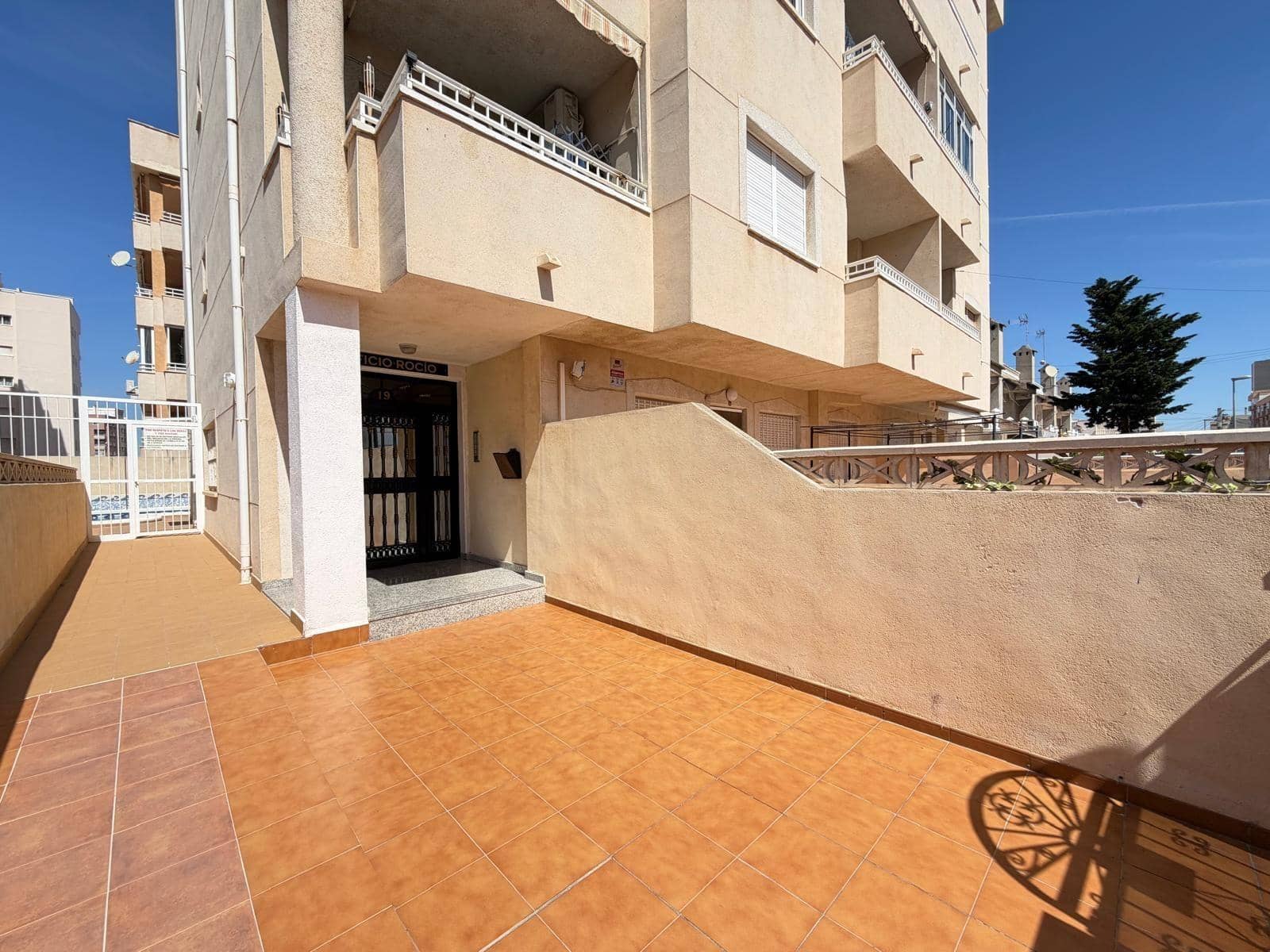 2 makuuhuone Huoneisto myytävänä paikassa Torrevieja mukana uima-altaan - 149 900 € (Ref: 9833926)