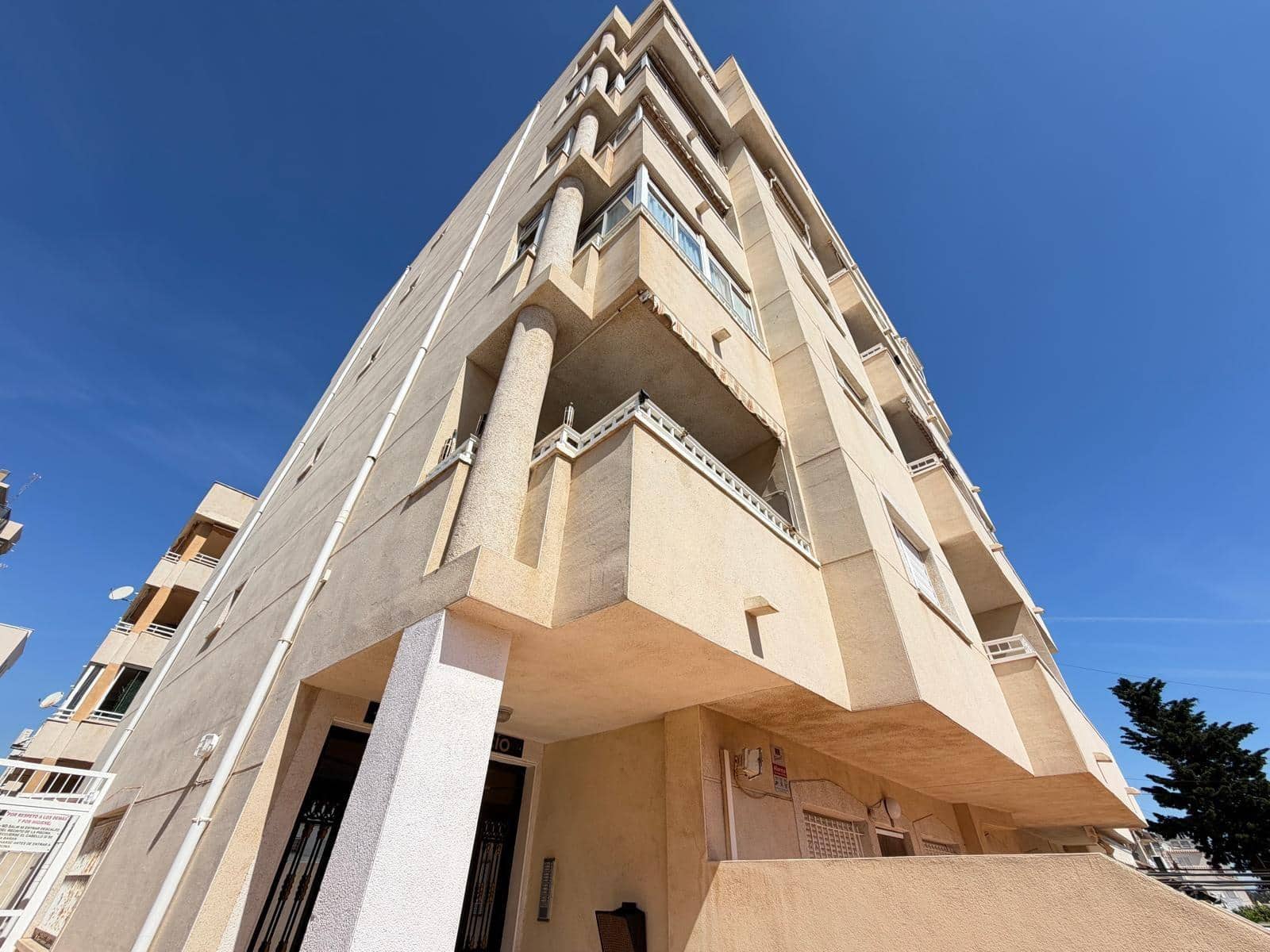2 makuuhuone Huoneisto myytävänä paikassa Torrevieja mukana uima-altaan - 149 900 € (Ref: 9833926)