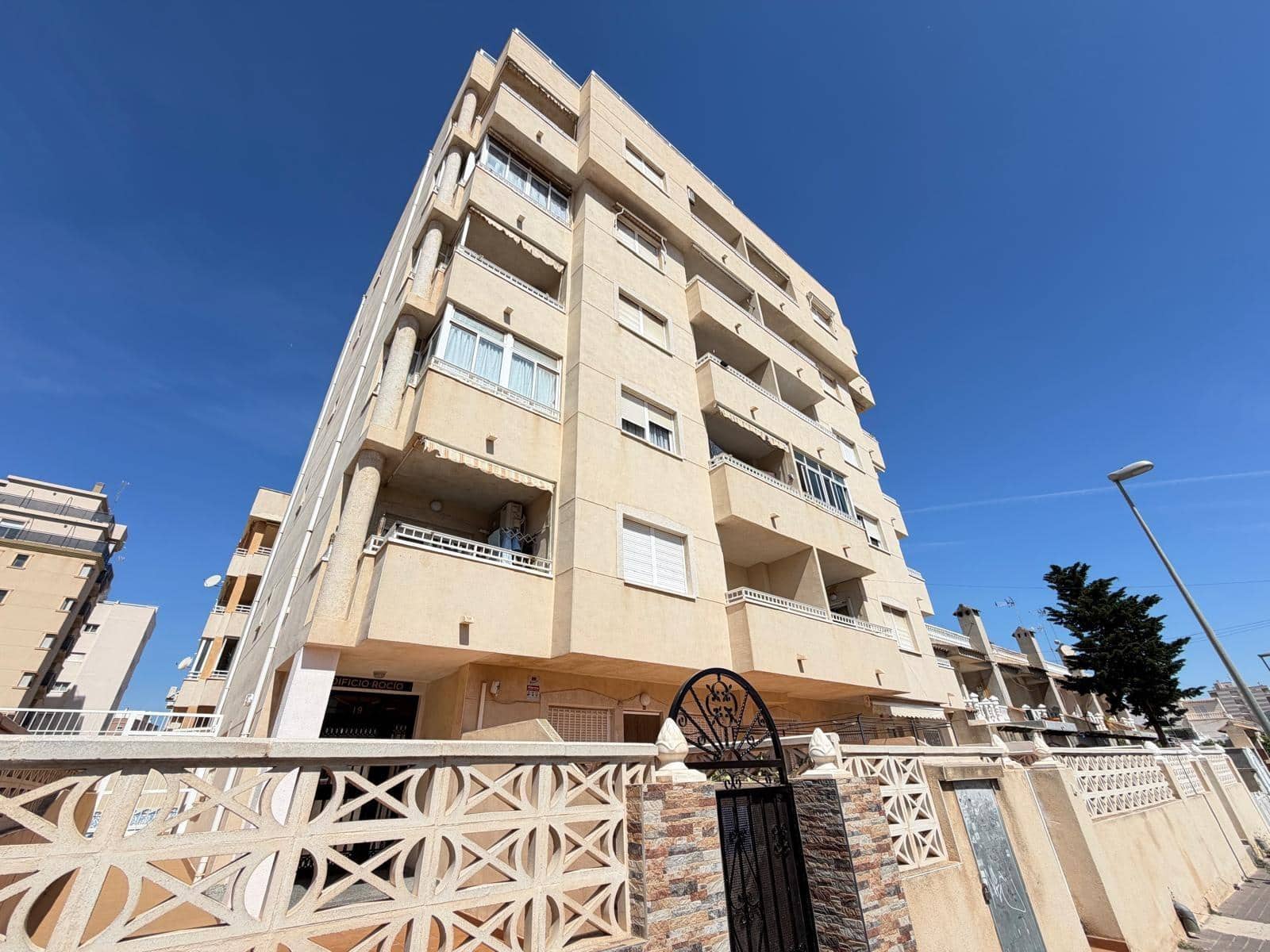 2 makuuhuone Huoneisto myytävänä paikassa Torrevieja mukana uima-altaan - 149 900 € (Ref: 9833926)