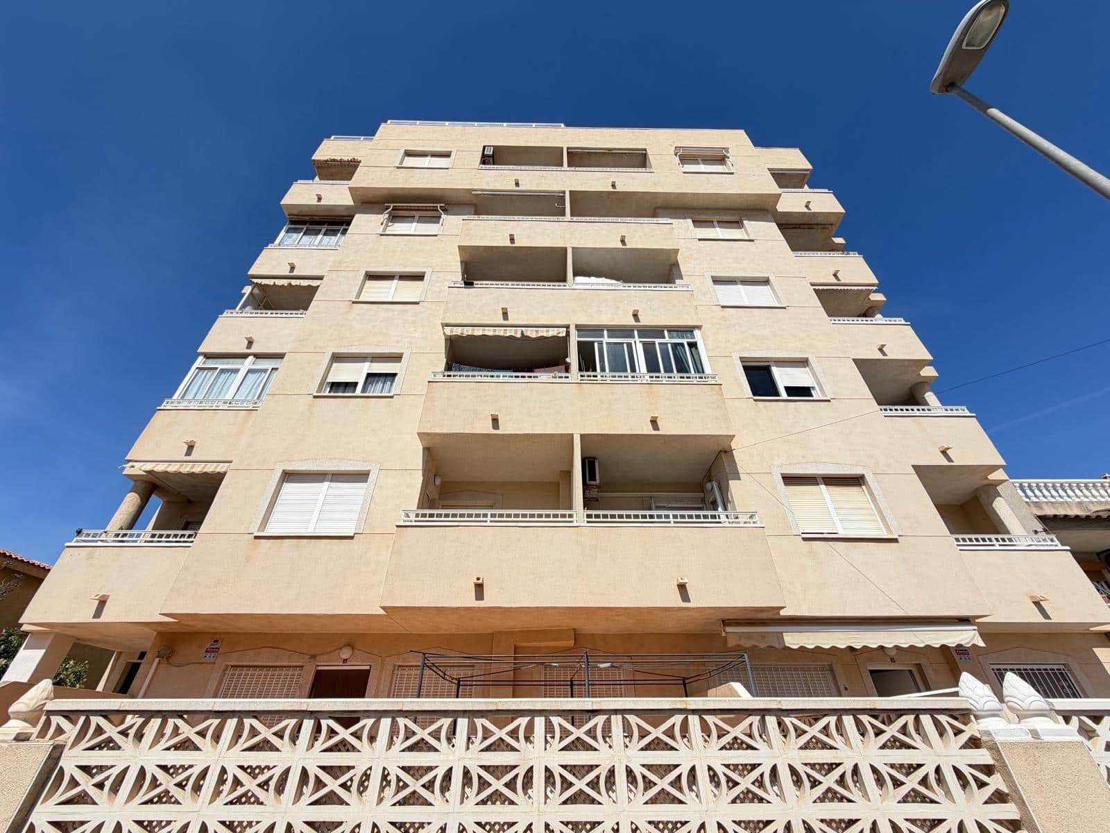 2 makuuhuone Huoneisto myytävänä paikassa Torrevieja mukana uima-altaan - 149 900 € (Ref: 9833926)