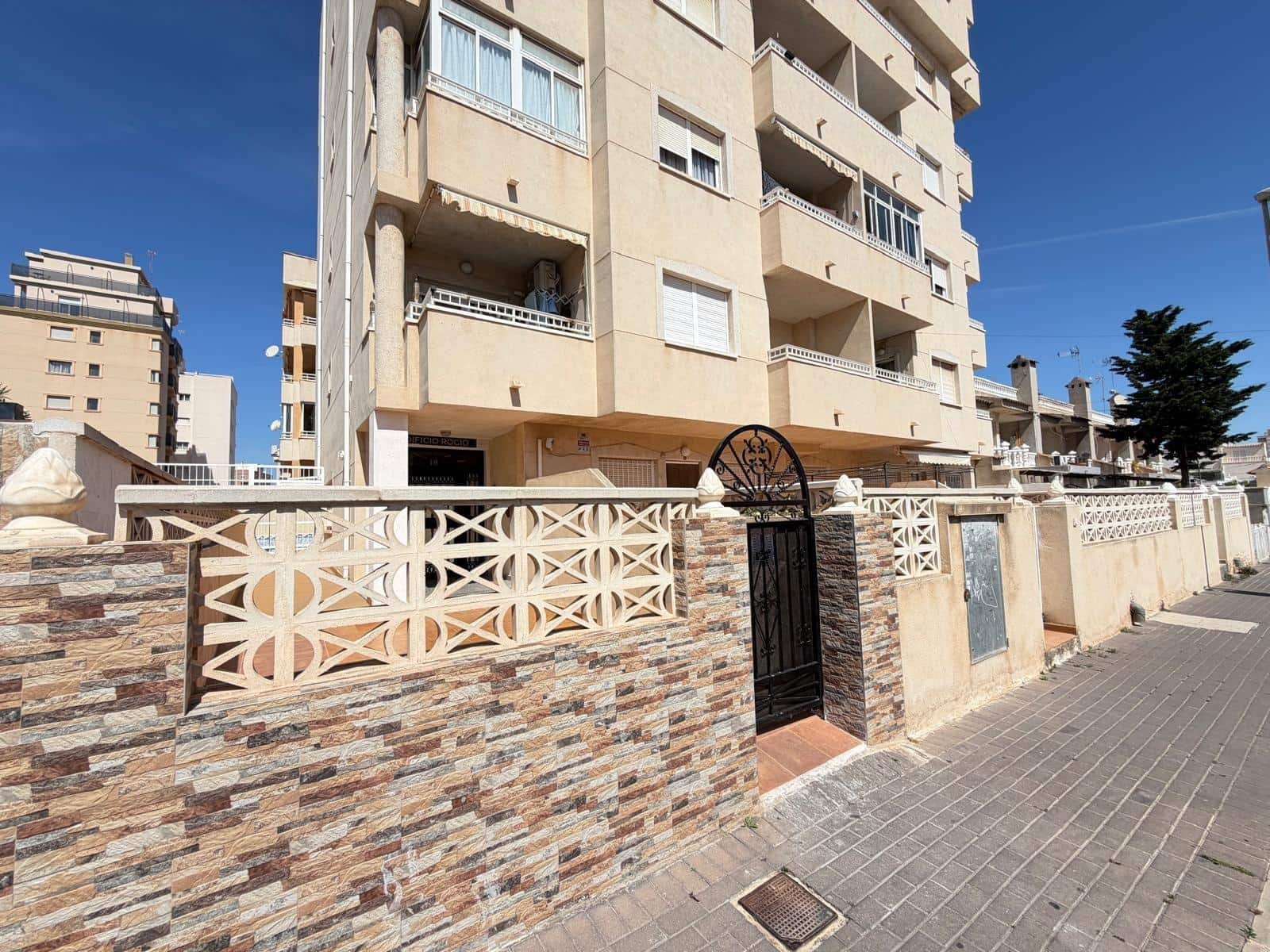2 makuuhuone Huoneisto myytävänä paikassa Torrevieja mukana uima-altaan - 149 900 € (Ref: 9833926)