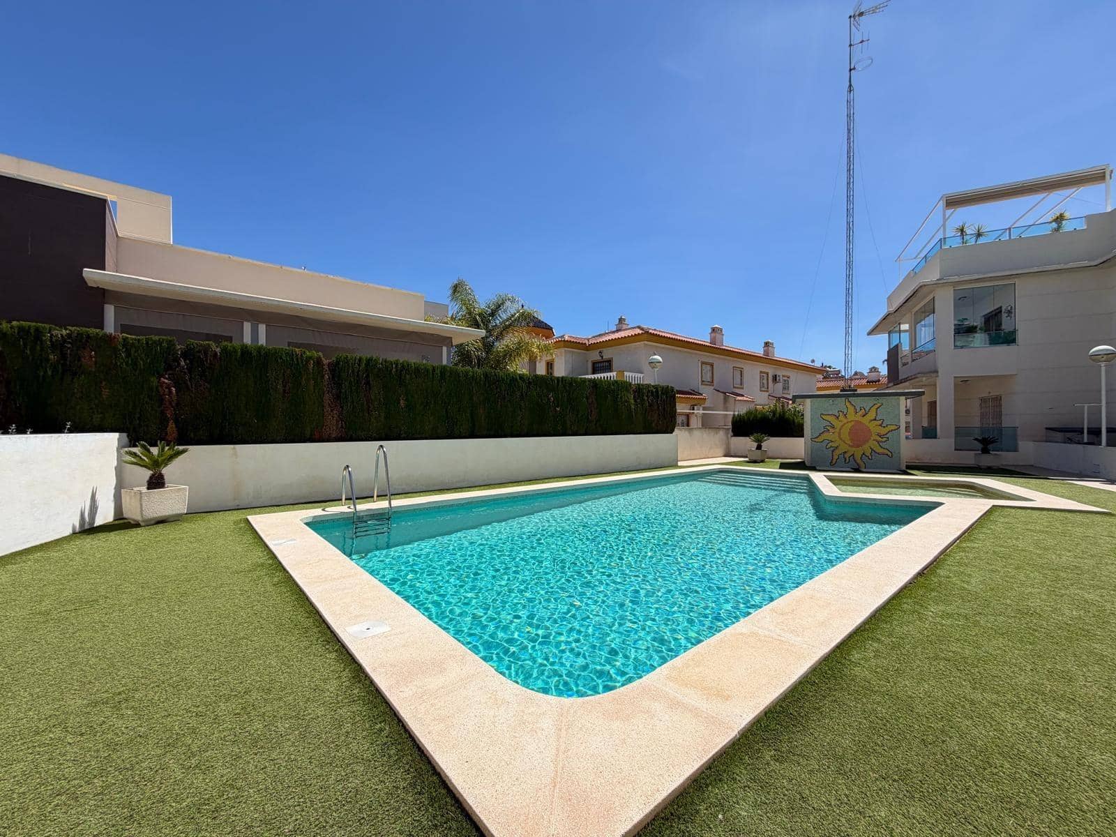 4 sypialnia Willa na sprzedaż w Ciudad Quesada z basenem garażem - 420 000 € (Ref: 9833928)