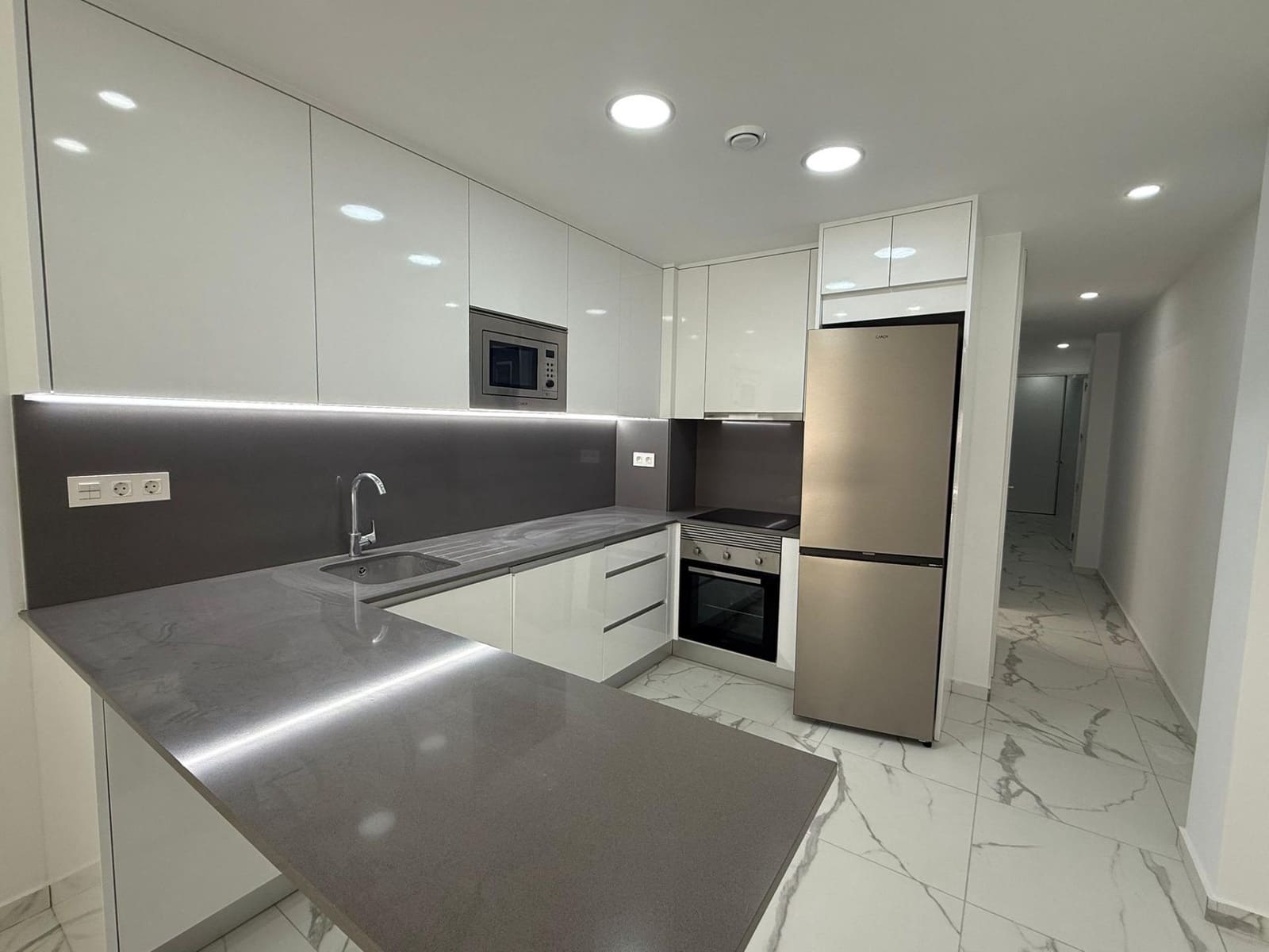 2 slaapkamer Appartement te koop in Torrevieja - € 289.900 (Ref: 9833935)