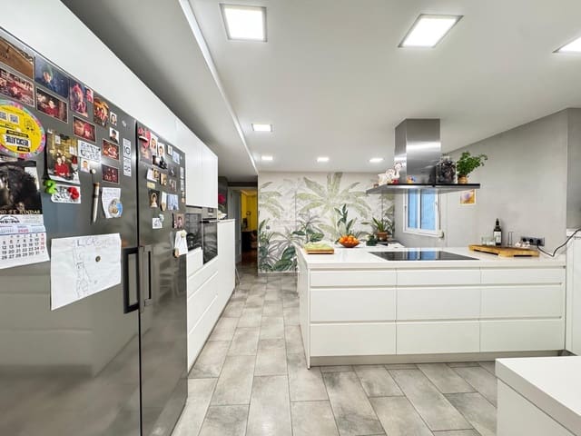 4 bedroom Apartment for sale in Torrevieja with garage - € 380,000 (Ref: 9833936)