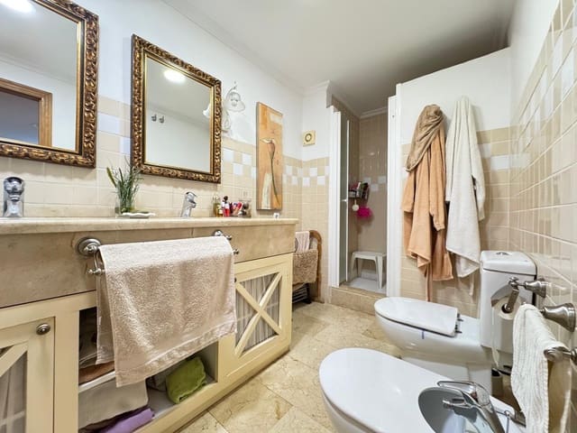 4 bedroom Apartment for sale in Torrevieja with garage - € 380,000 (Ref: 9833936)