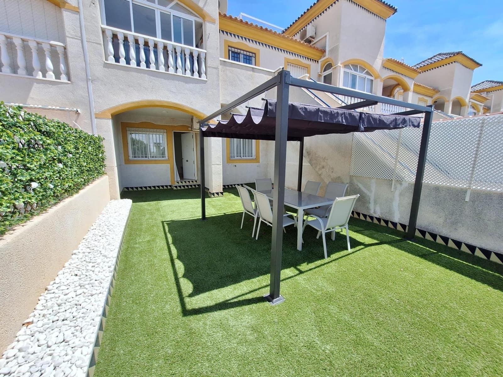 2 soverom Bungalow til salgs i Torrevieja med svømmebasseng - € 199 900 (Ref: 9833939)
