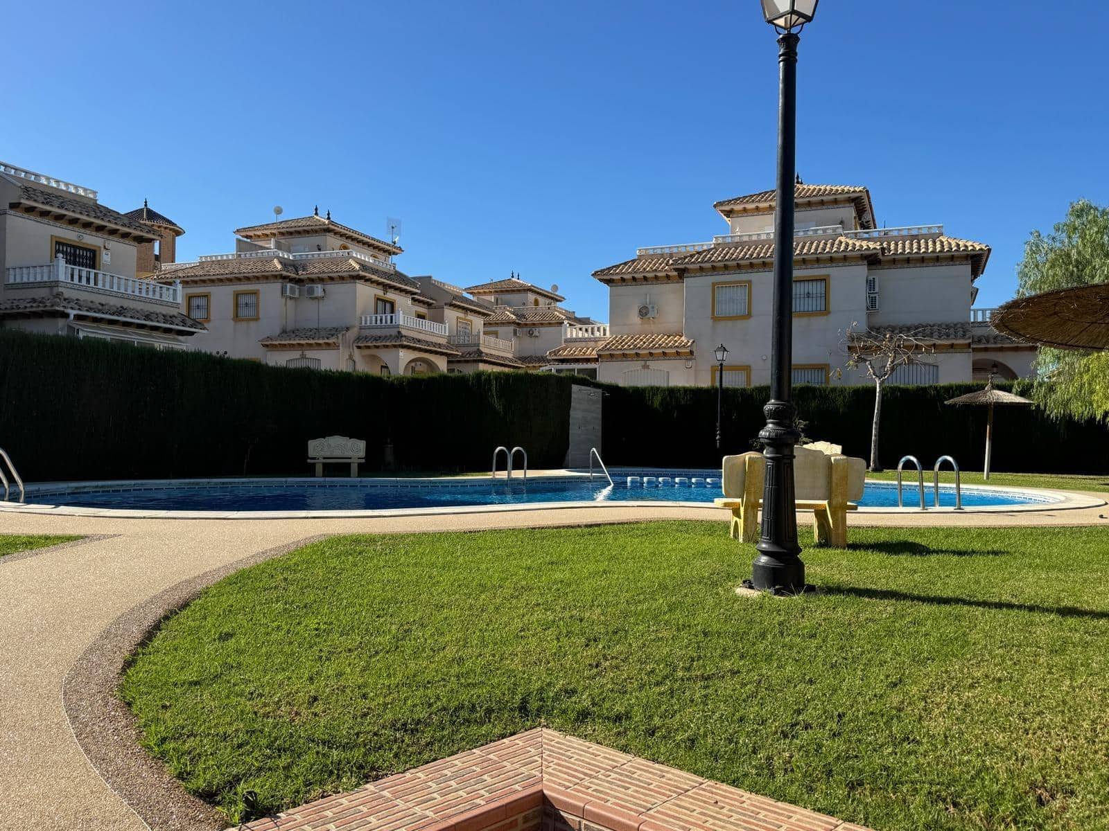 2 sovrum Radhus till salu i Orihuela Costa med pool - 229 900 € (Ref: 9833940)