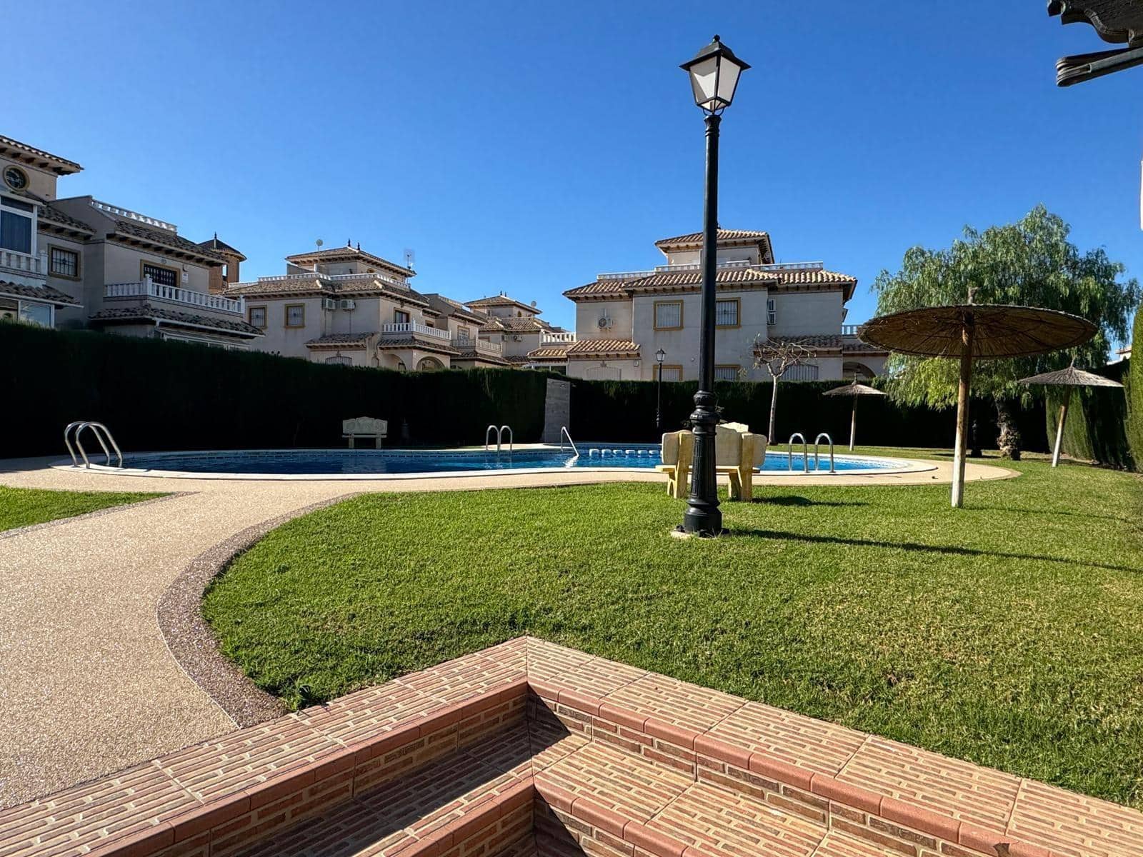 2 sovrum Radhus till salu i Orihuela Costa med pool - 229 900 € (Ref: 9833940)