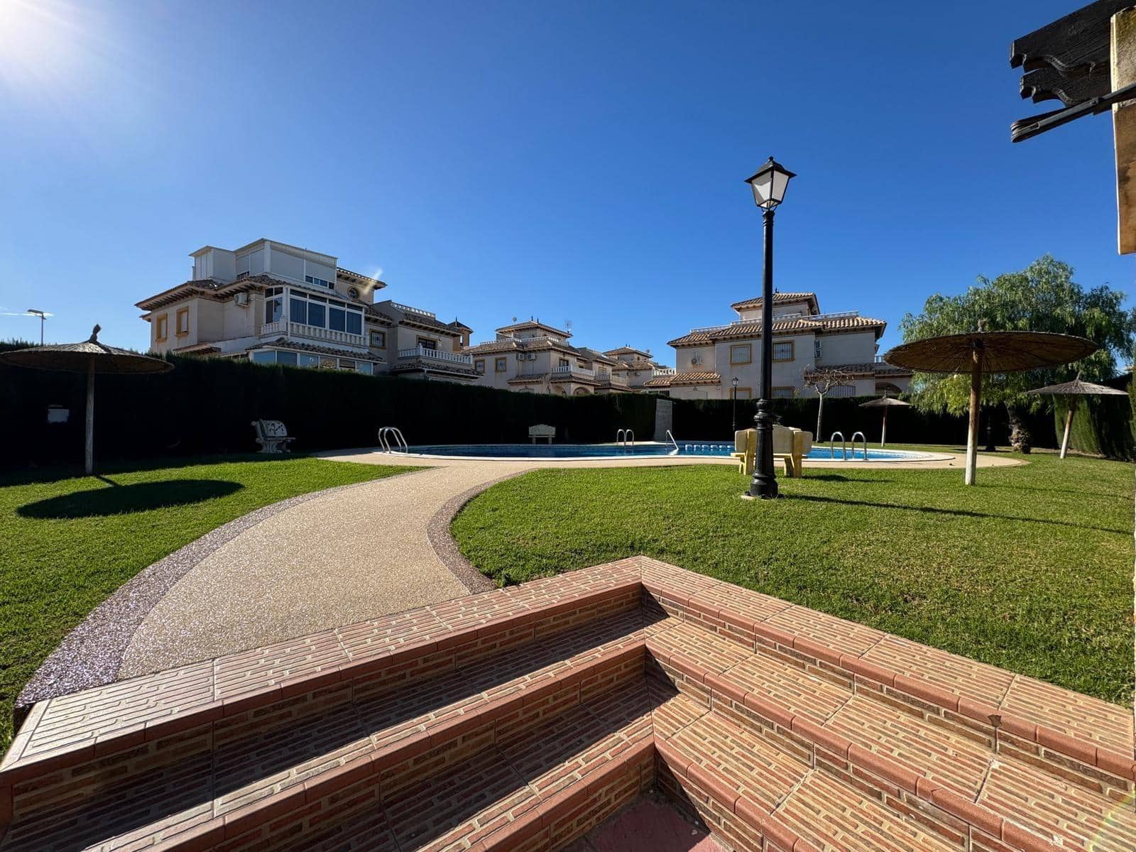 2 sovrum Radhus till salu i Orihuela Costa med pool - 229 900 € (Ref: 9833940)