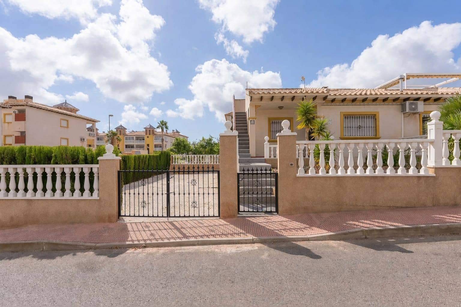 2 slaapkamer Rijtjeshuis te huur in Filipinas met zwembad - € 1.300 (Ref: 9857677)