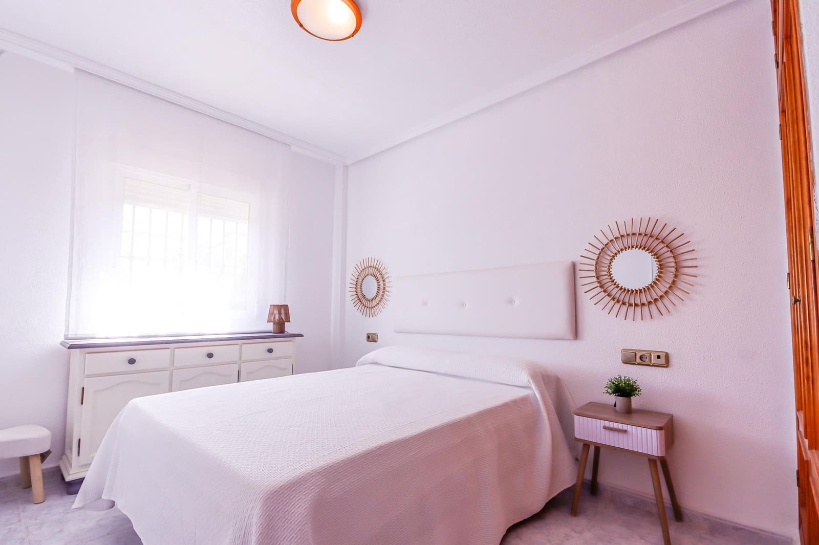 2 slaapkamer Rijtjeshuis te huur in Filipinas met zwembad - € 1.300 (Ref: 9857677)