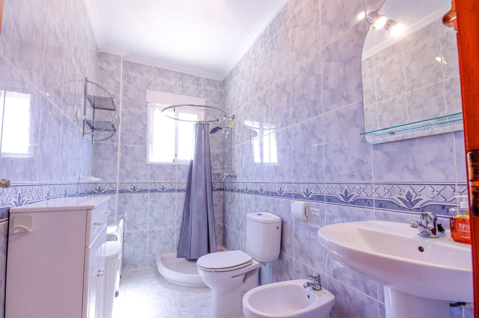 2 slaapkamer Rijtjeshuis te huur in Filipinas met zwembad - € 1.300 (Ref: 9857677)