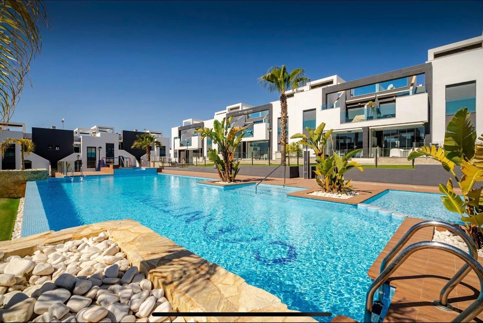 2 sovrum Lägenhet för semesterbostäder i Torrevieja med pool - 1 260 € (Ref: 9868831)