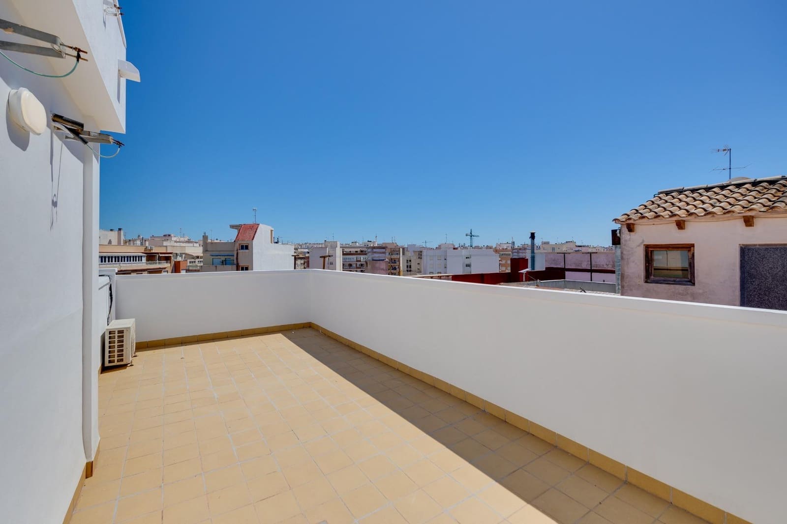 Apartamento de 2 habitaciones en Torrevieja en venta - 179.700 € (Ref: 9885048)