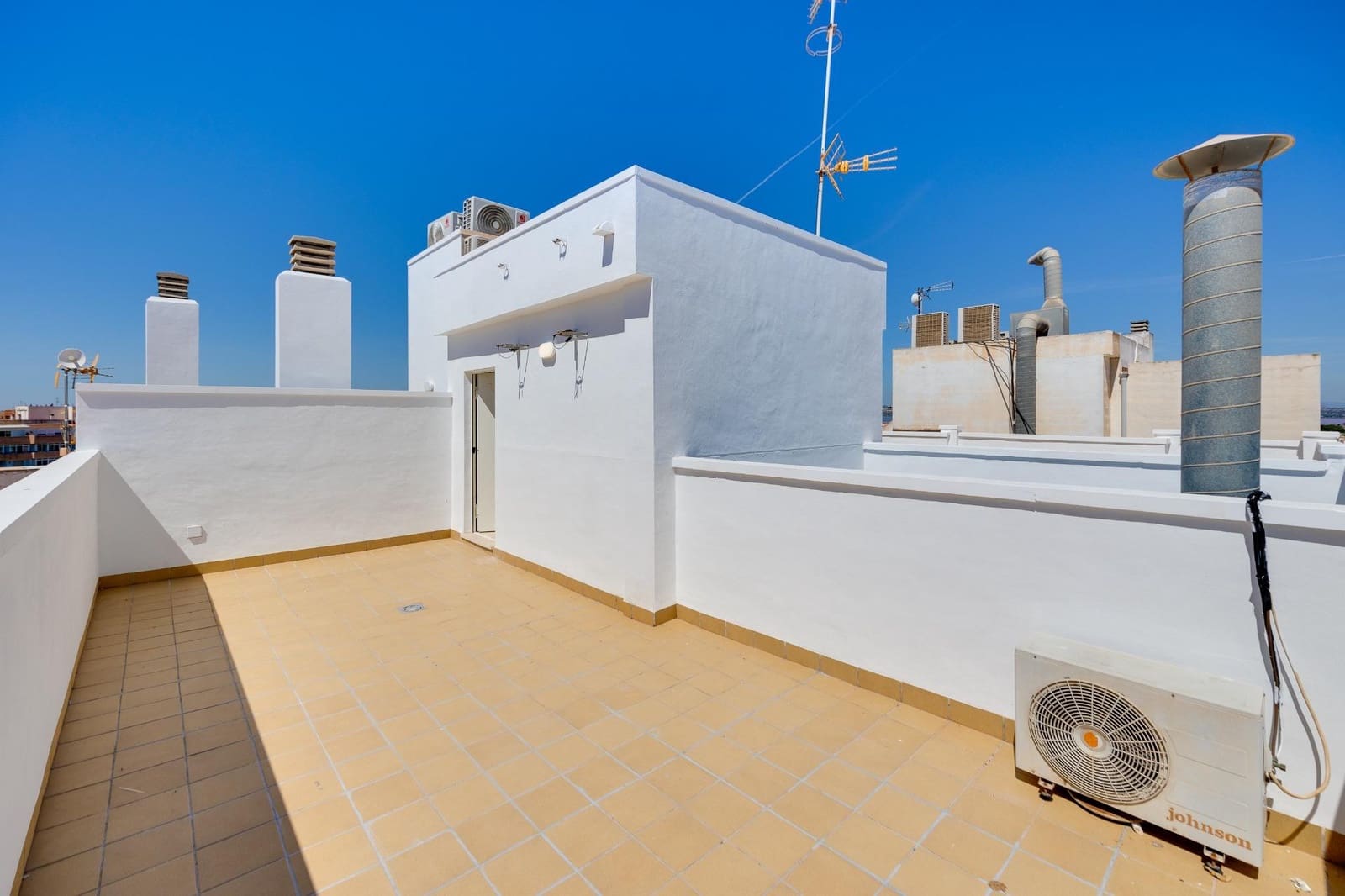 Apartamento de 2 habitaciones en Torrevieja en venta - 179.700 € (Ref: 9885048)