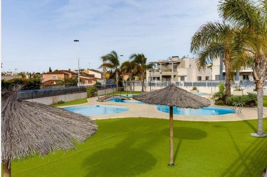 3 sypialnia Dom szeregowy na sprzedaż w Torrevieja z basenem - 349 990 € (Ref: 9888170)