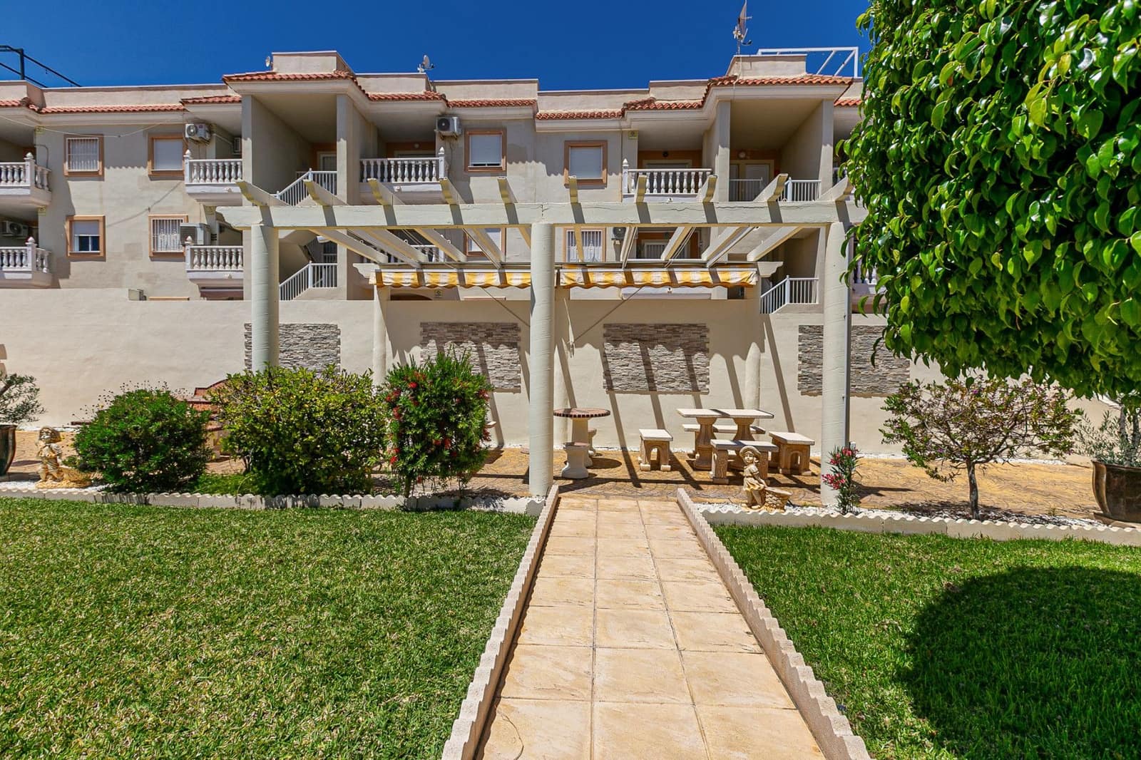 Casa de 2 habitaciones en La Zenia en venta con piscina - 235.000 € (Ref: 9894091)