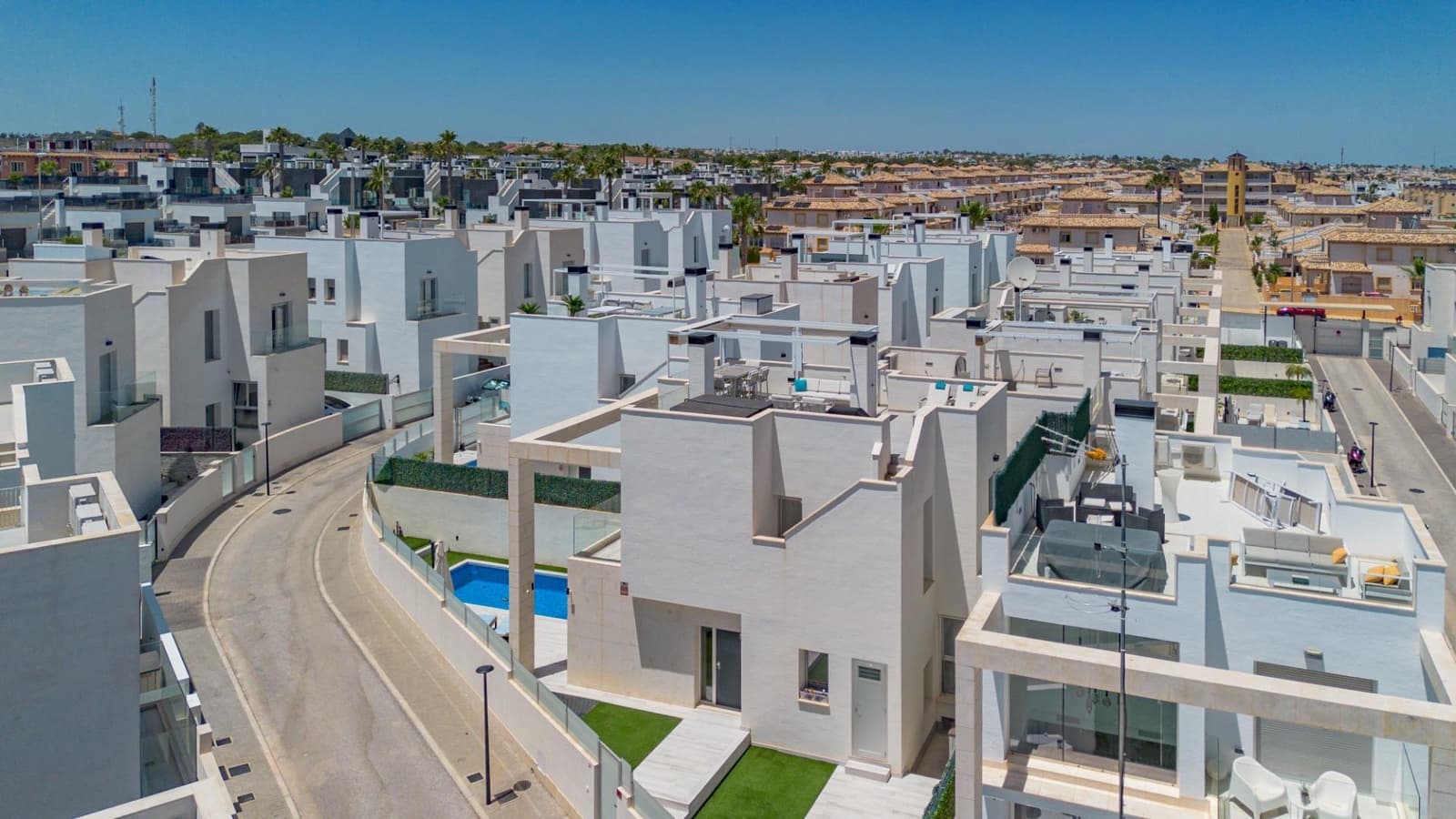 Chalet de 3 habitaciones en Orihuela Costa en venta con piscina - 590.000 € (Ref: 9904194)