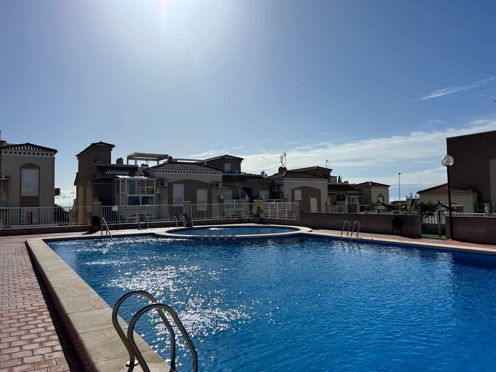 Bungalow de 2 habitaciones en Torrevieja en venta con piscina - 179.900 € (Ref: 9916059)