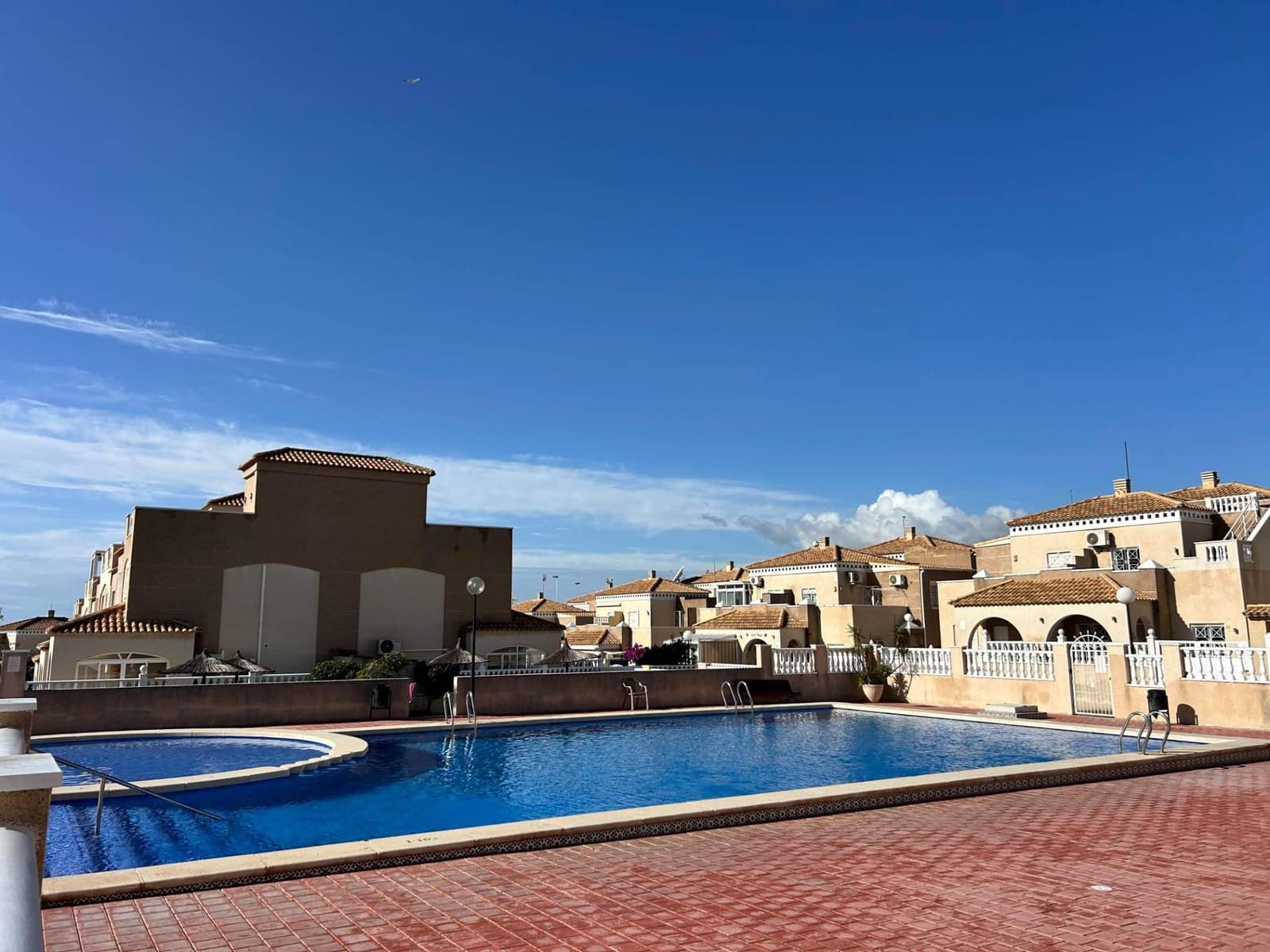 Bungalow de 2 habitaciones en Torrevieja en venta con piscina - 179.900 € (Ref: 9916059)