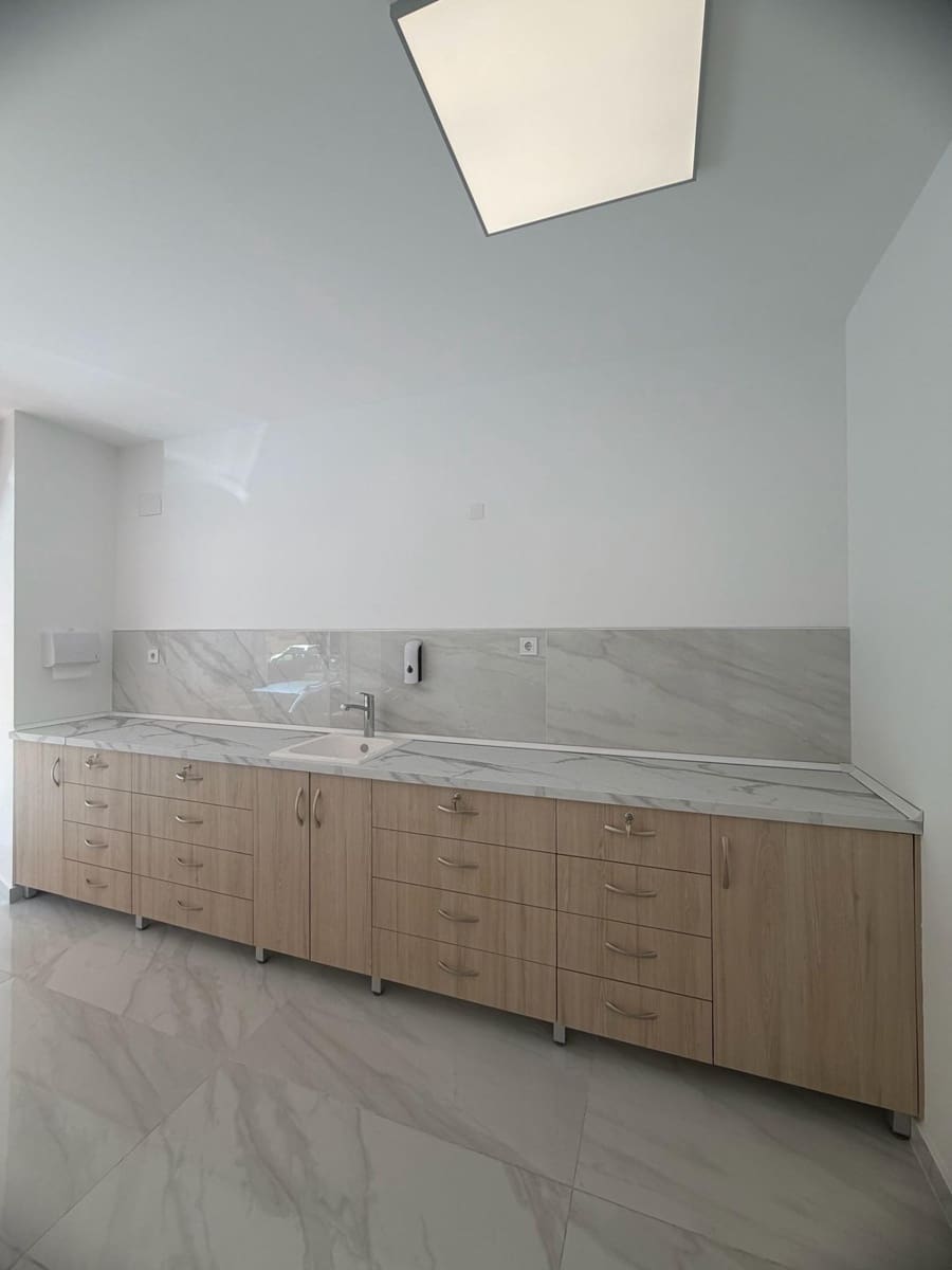 Commercial for sale in Torrevieja - € 280,000 (Ref: 9916060)