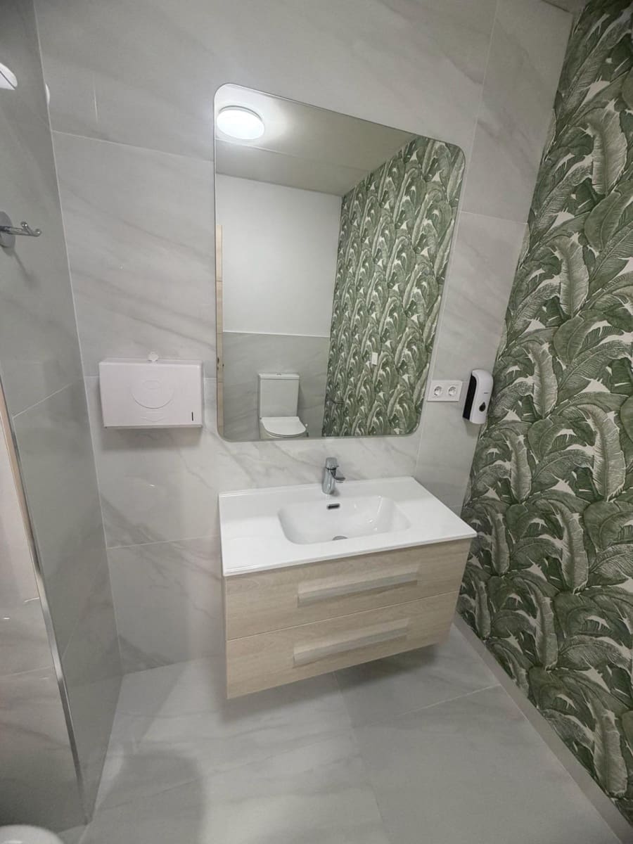 Commercial for sale in Torrevieja - € 280,000 (Ref: 9916060)