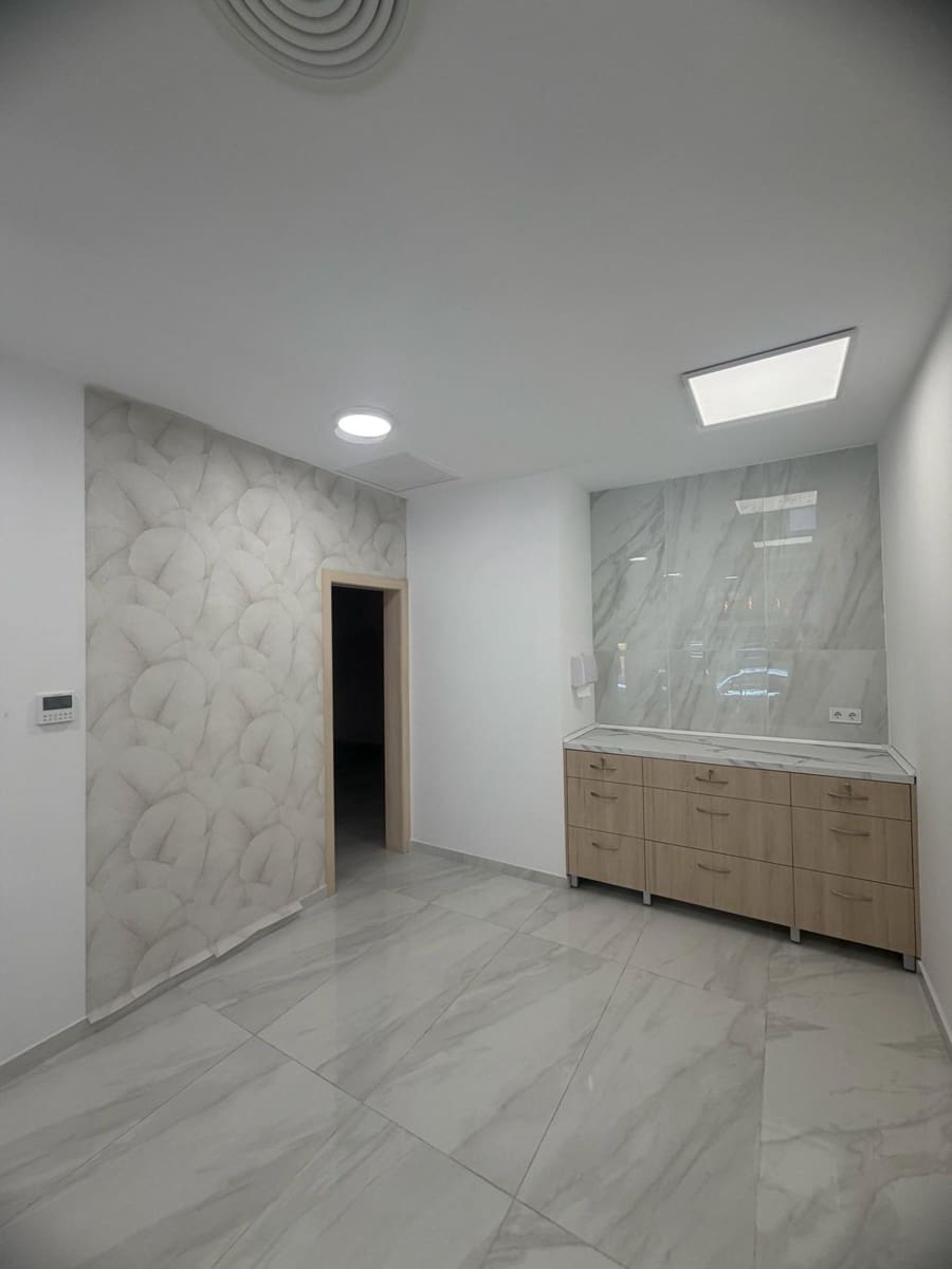 Commercial for sale in Torrevieja - € 280,000 (Ref: 9916060)