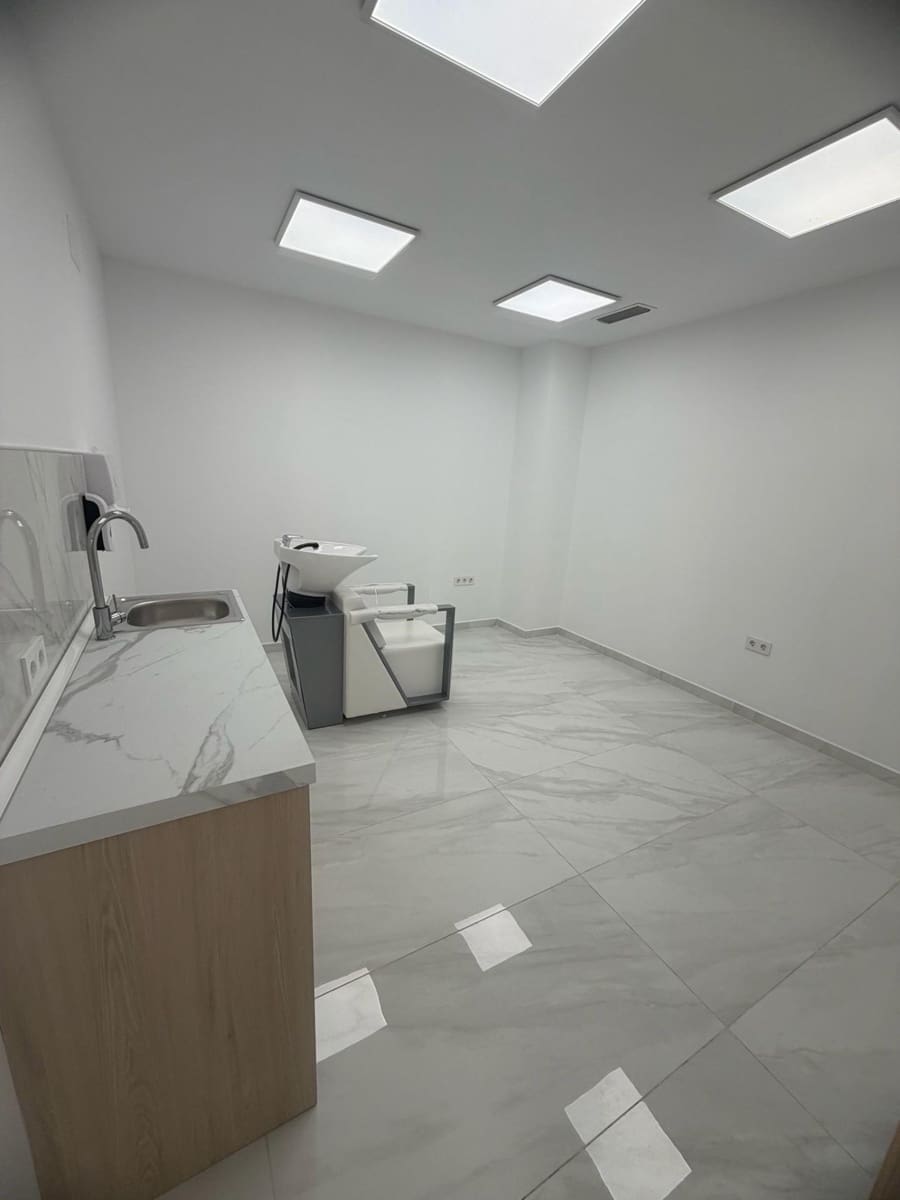 Commercial for sale in Torrevieja - € 280,000 (Ref: 9916060)