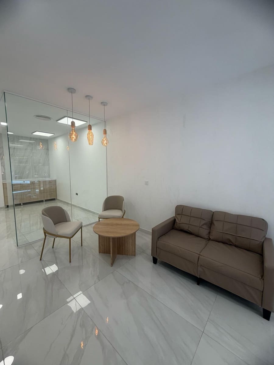 Commercial for sale in Torrevieja - € 280,000 (Ref: 9916060)