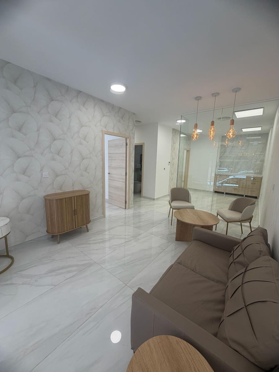 Commercial for sale in Torrevieja - € 280,000 (Ref: 9916060)
