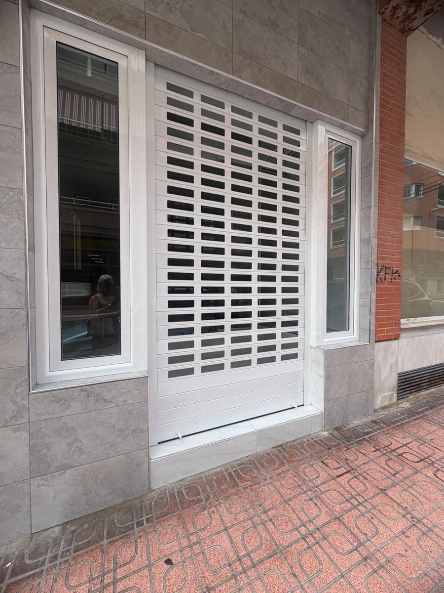 Commercial for sale in Torrevieja - € 280,000 (Ref: 9916060)