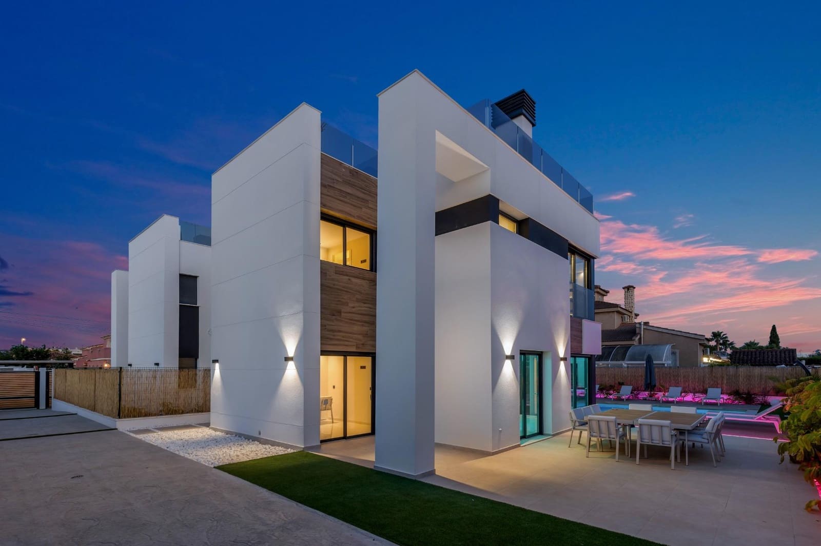 3 soveværelse Villa til salg i Torrevieja med swimmingpool - € 699.900 (Ref: 9985131)