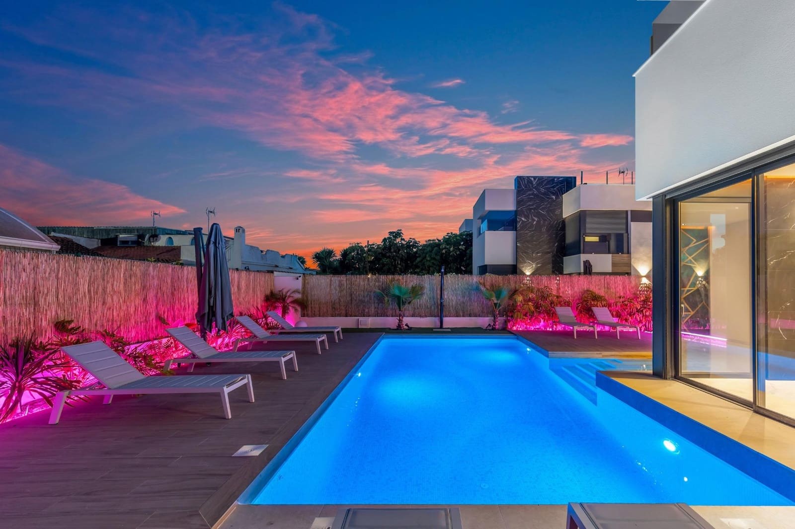 3 soveværelse Villa til salg i Torrevieja med swimmingpool - € 699.900 (Ref: 9985131)