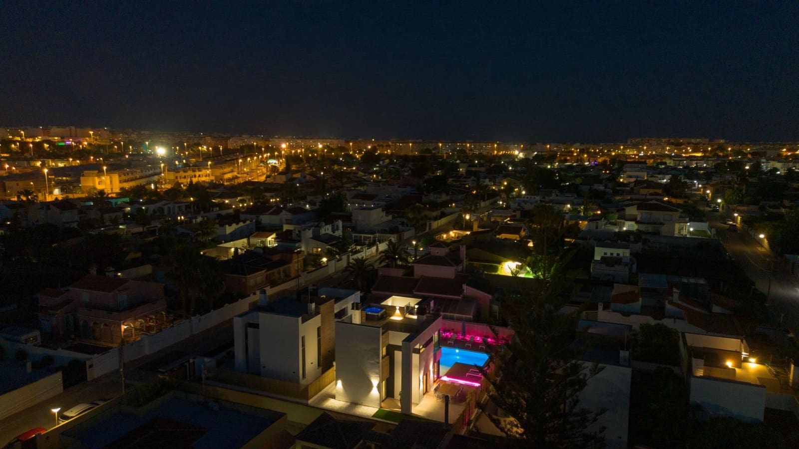 3 soveværelse Villa til salg i Torrevieja med swimmingpool - € 699.900 (Ref: 9985131)