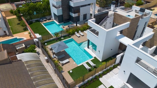 3 soveværelse Villa til salg i El Chaparral - La Siesta - La Torreta, Torrevieja med swimmingpool - € 699.900 (Ref: 9985131)