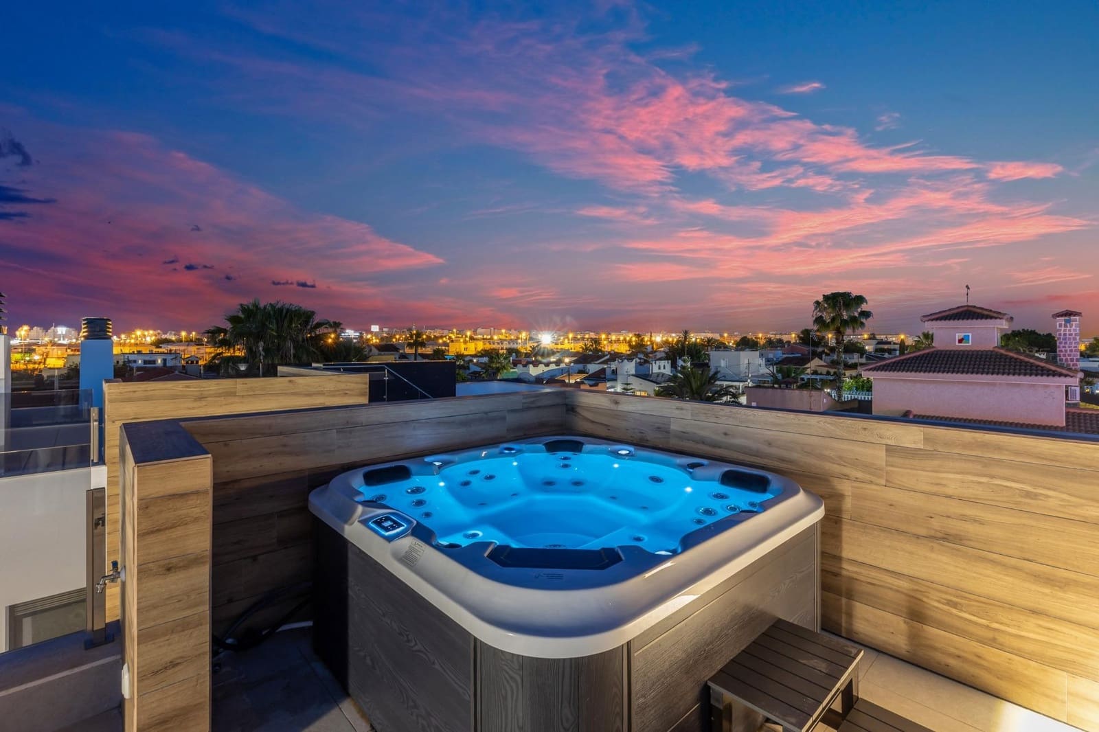 3 soveværelse Villa til salg i Torrevieja med swimmingpool - € 699.900 (Ref: 9985131)