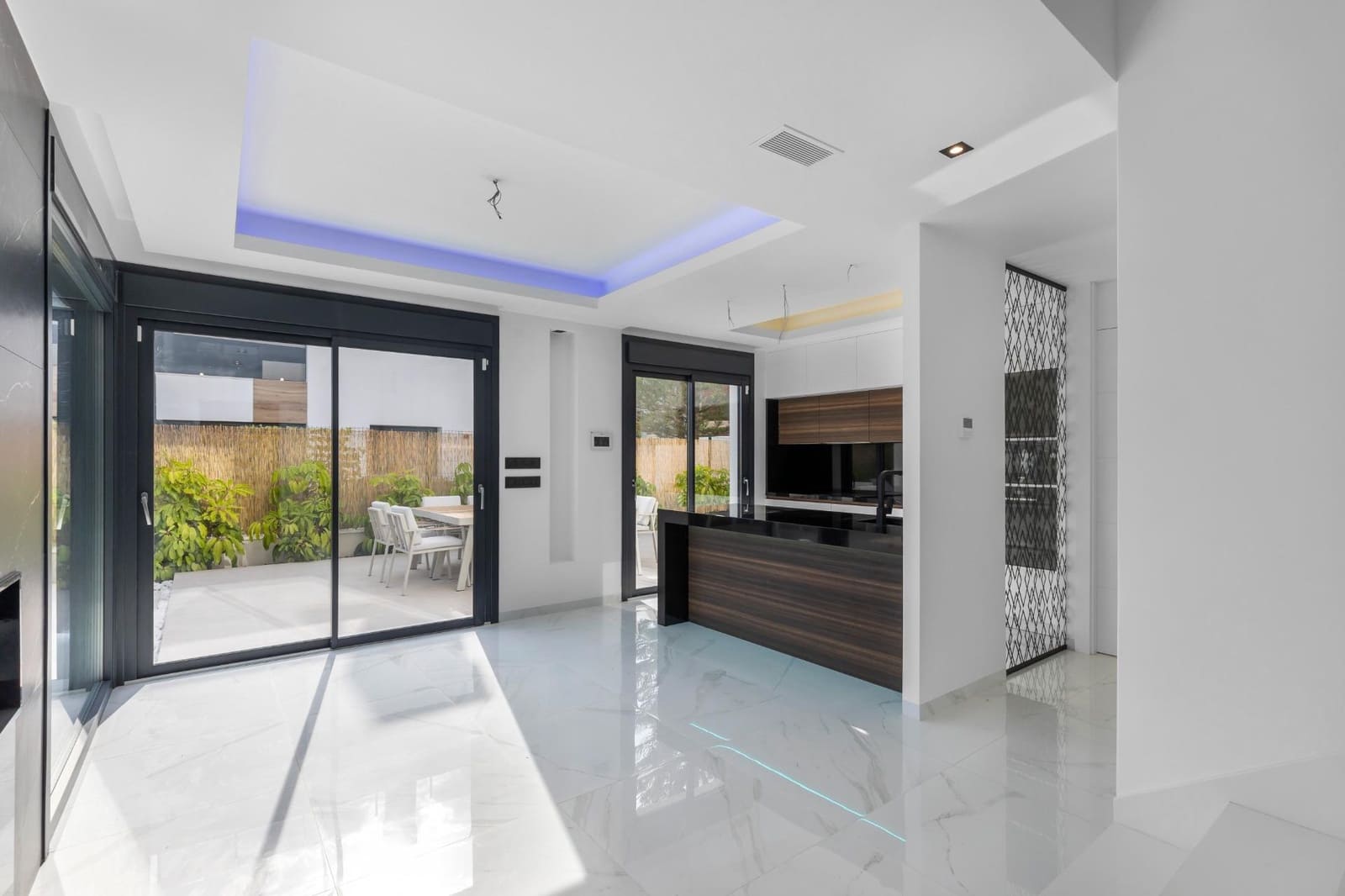 3 soveværelse Villa til salg i Torrevieja med swimmingpool - € 699.900 (Ref: 9985131)
