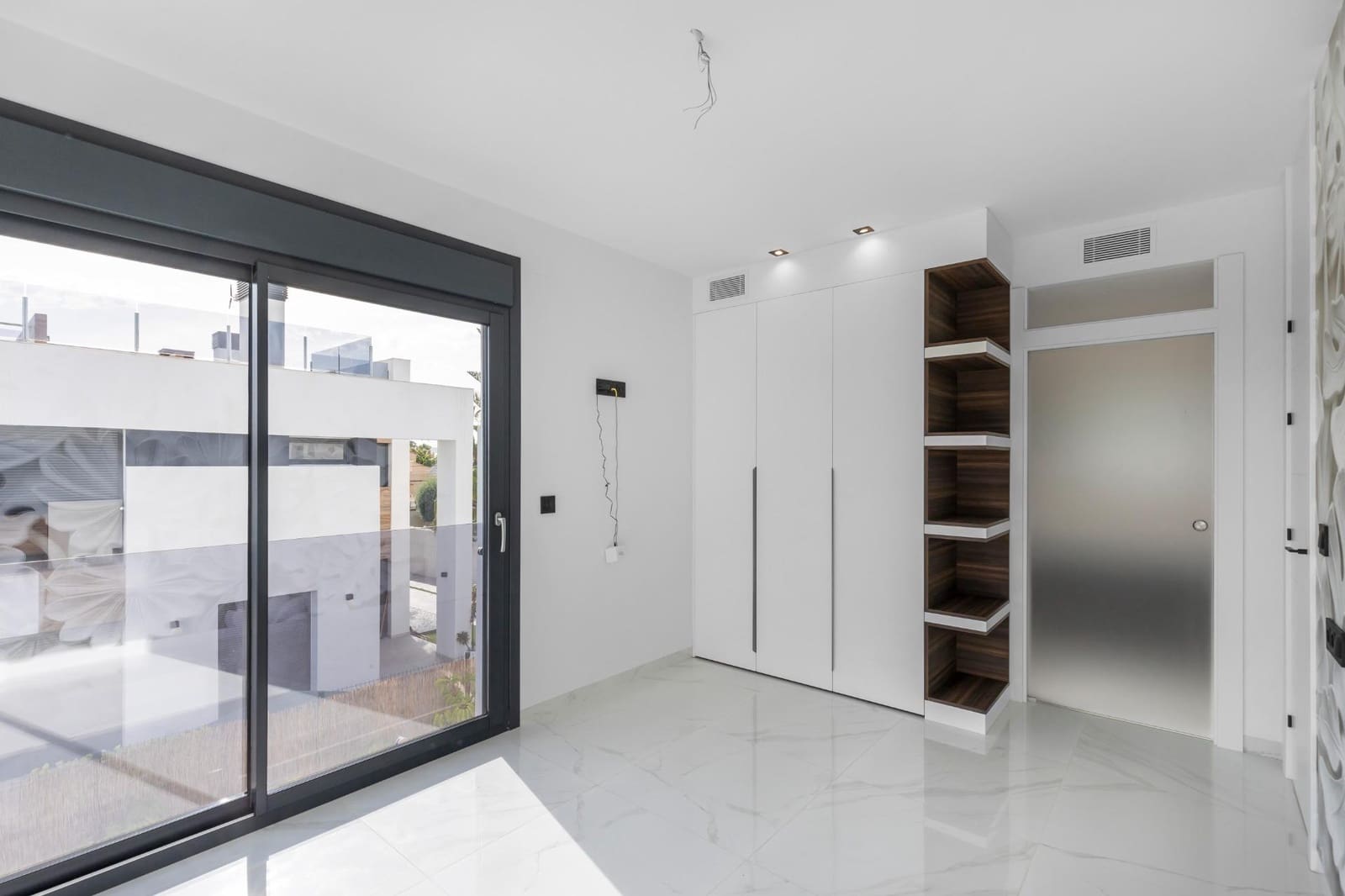 3 soveværelse Villa til salg i Torrevieja med swimmingpool - € 699.900 (Ref: 9985131)