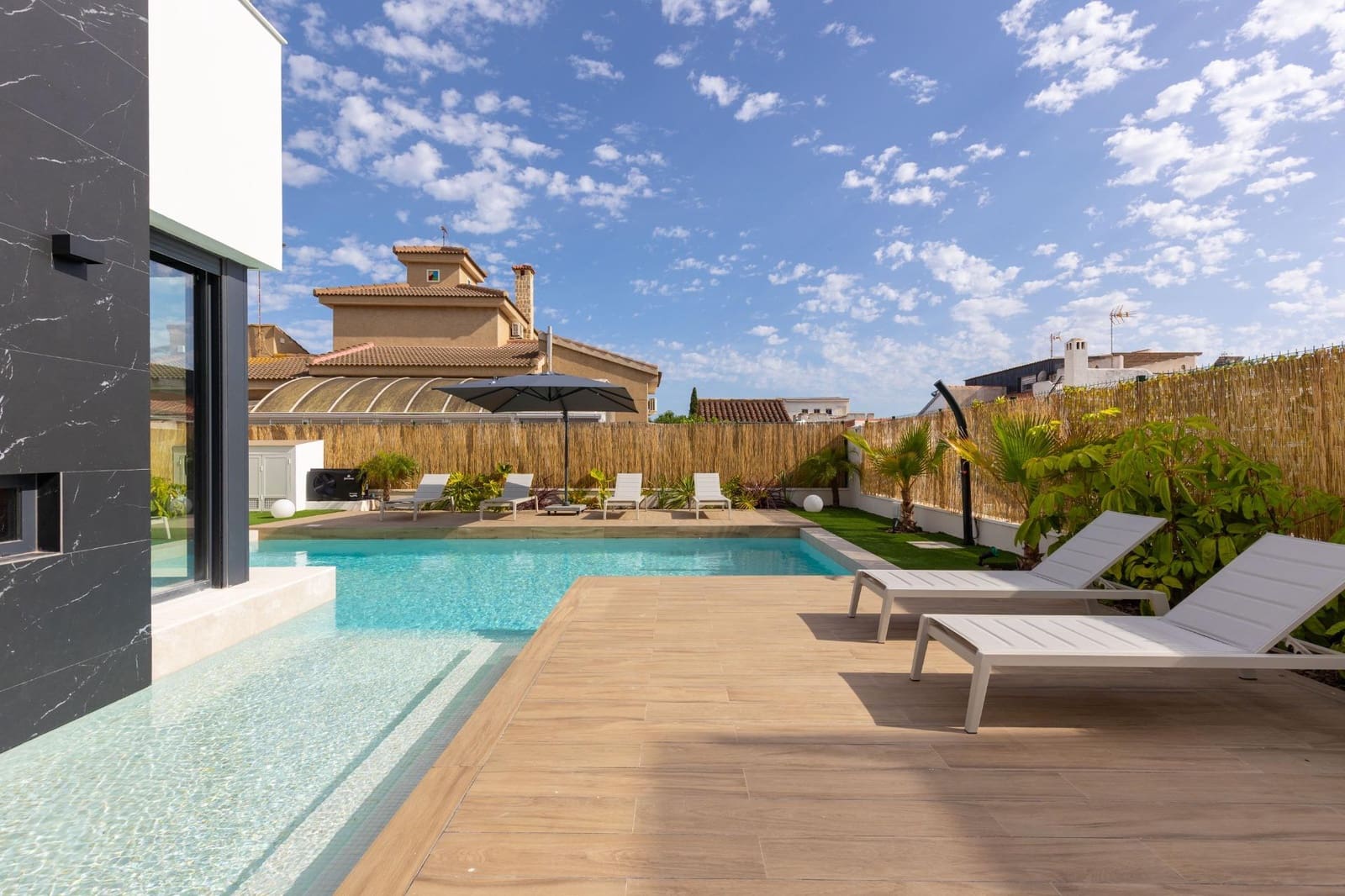 3 soveværelse Villa til salg i Torrevieja med swimmingpool - € 699.900 (Ref: 9985131)