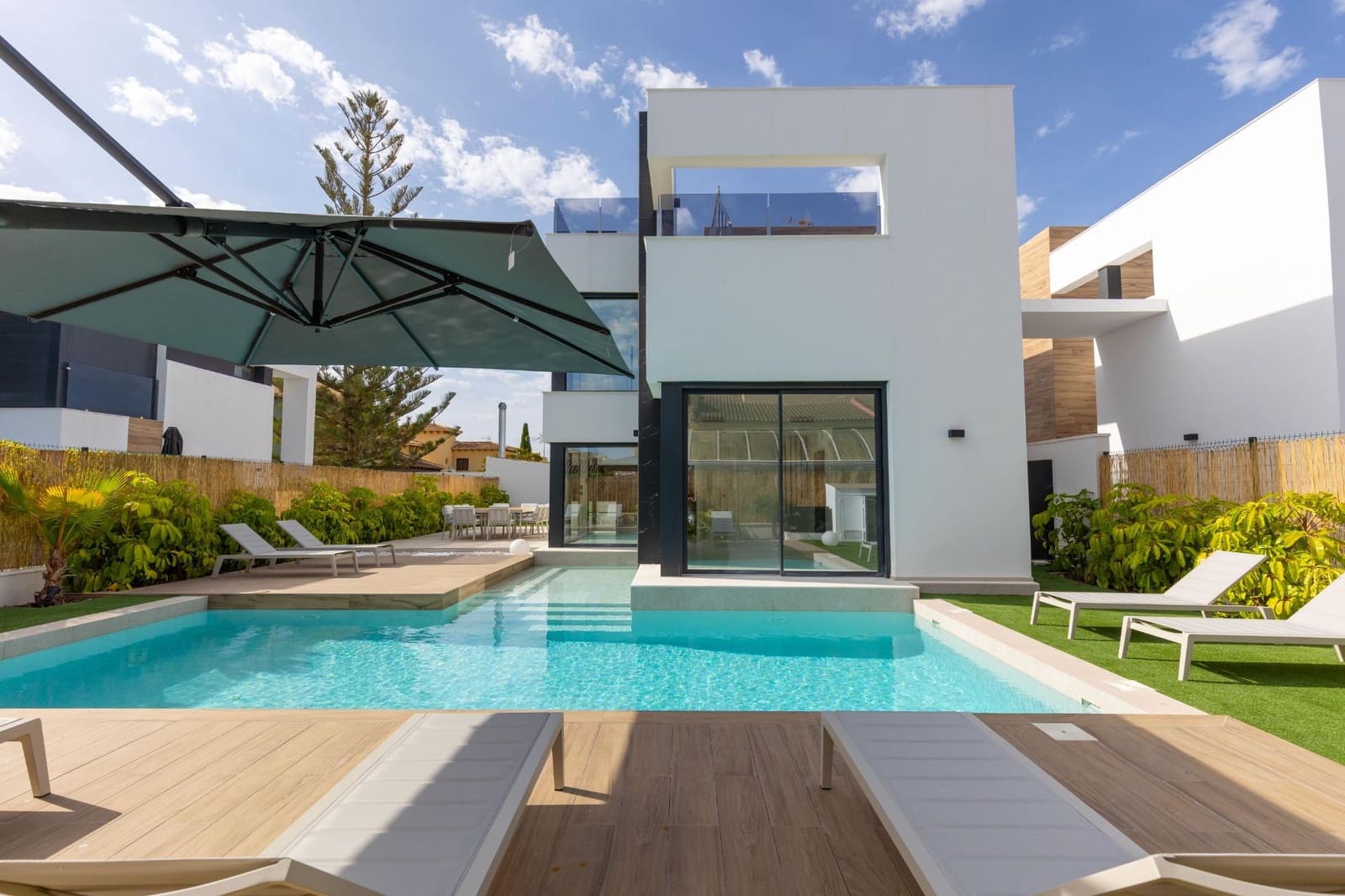 3 soveværelse Villa til salg i Torrevieja med swimmingpool - € 699.900 (Ref: 9985131)