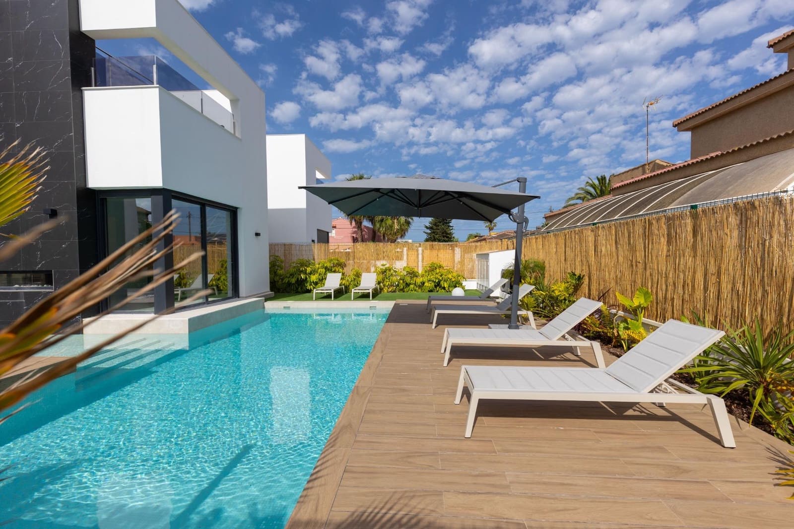 3 soveværelse Villa til salg i Torrevieja med swimmingpool - € 699.900 (Ref: 9985131)